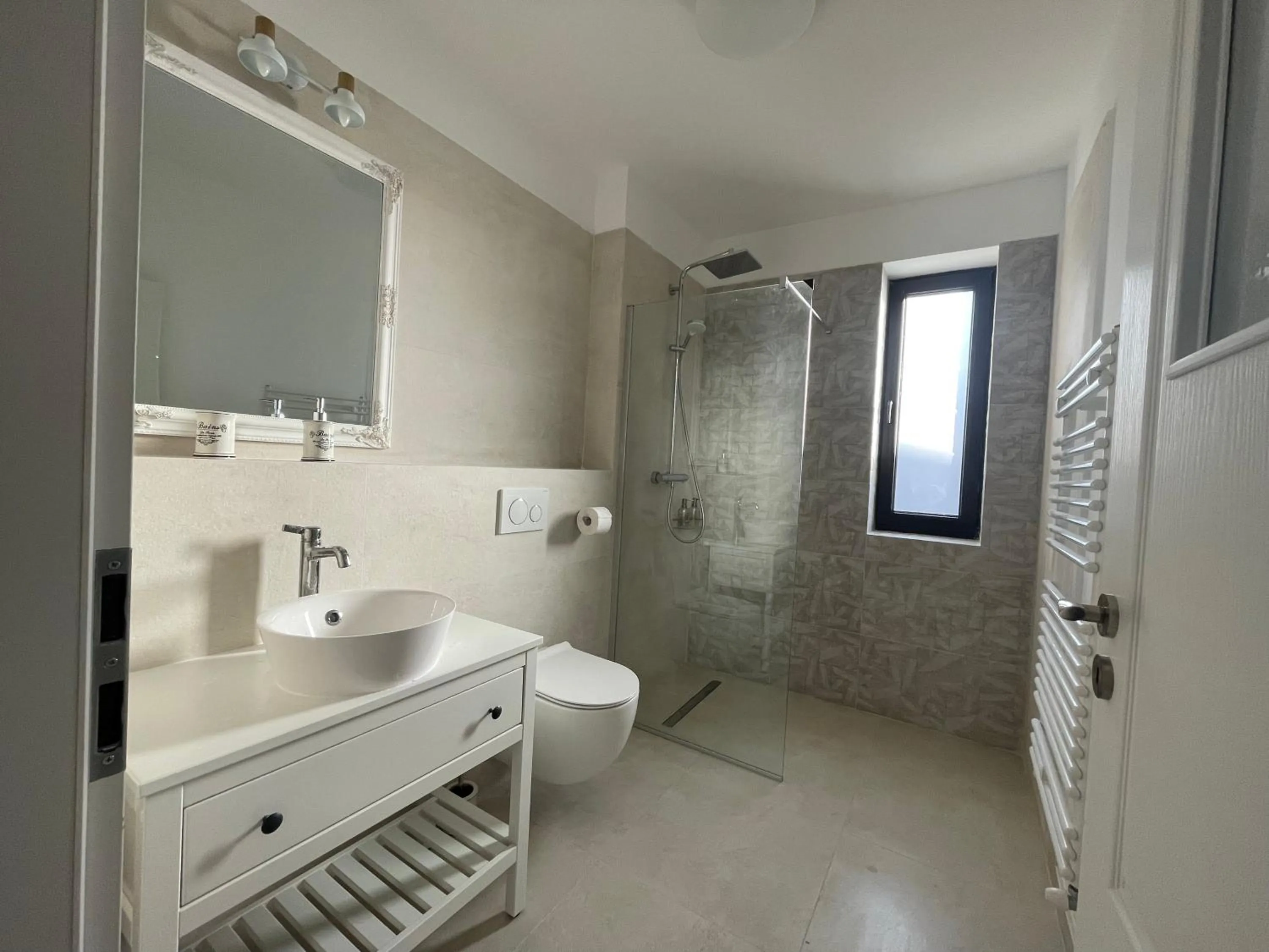 Bathroom in Iarca Inn