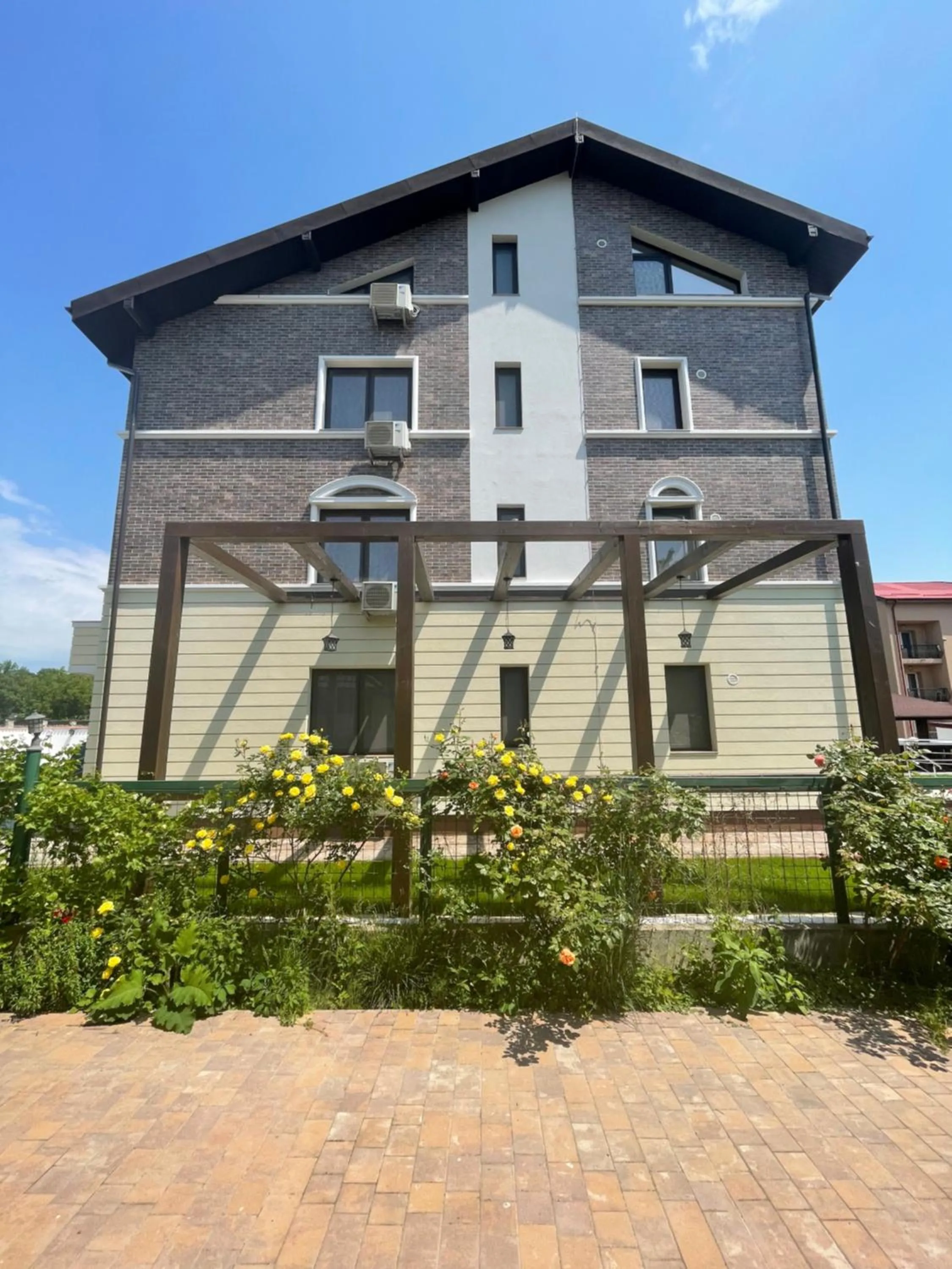 Property building in Iarca Inn