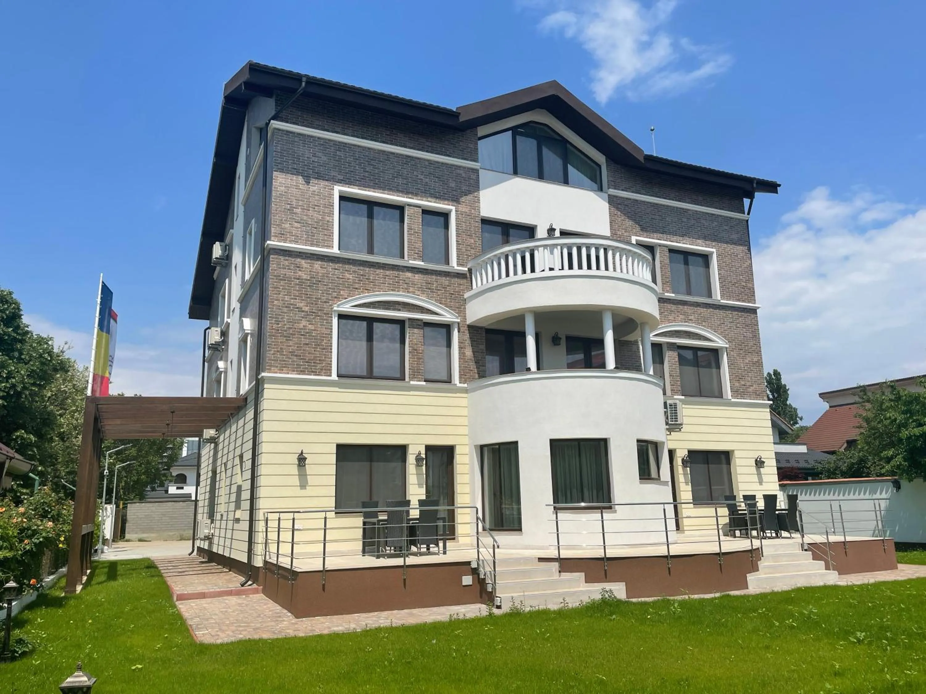 Property building in Iarca Inn