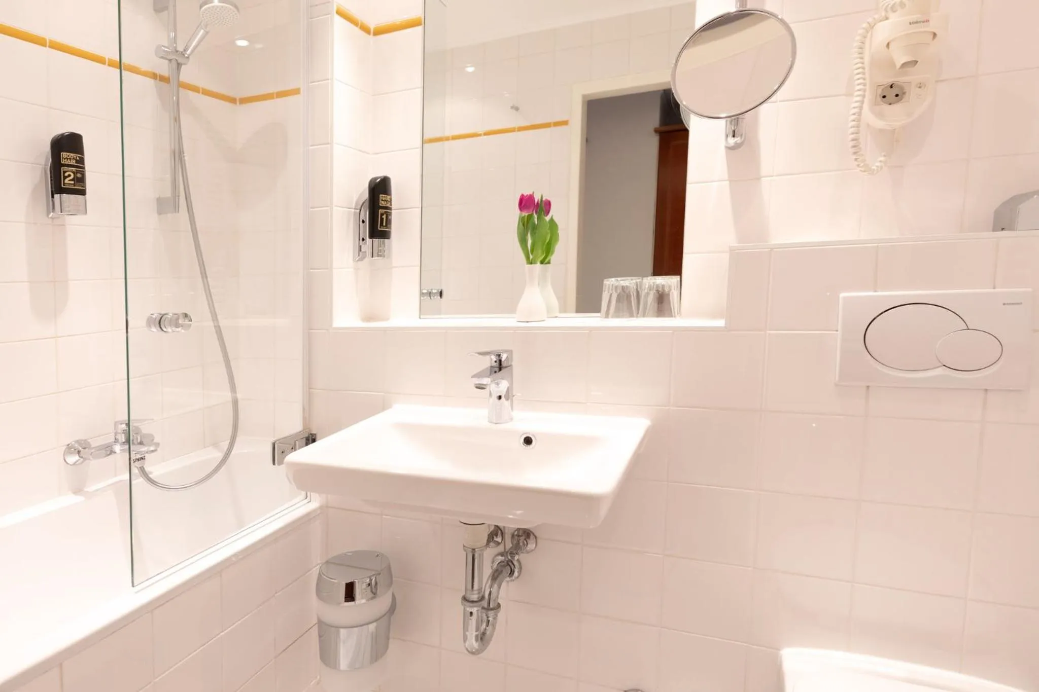 Bathroom in Garner Hotel Vienna - Prinz Eugen by IHG