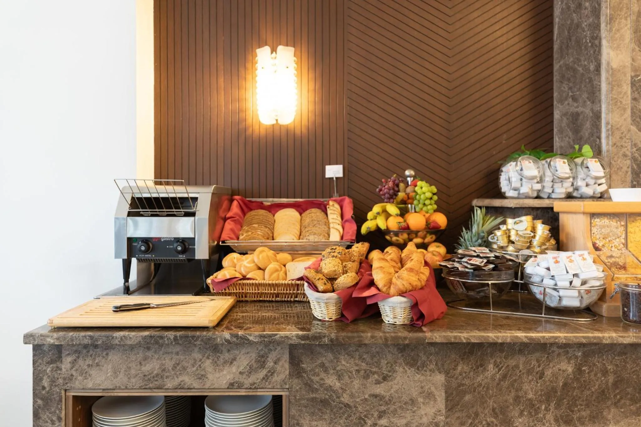 Restaurant/places to eat in Garner Hotel Vienna - Prinz Eugen by IHG