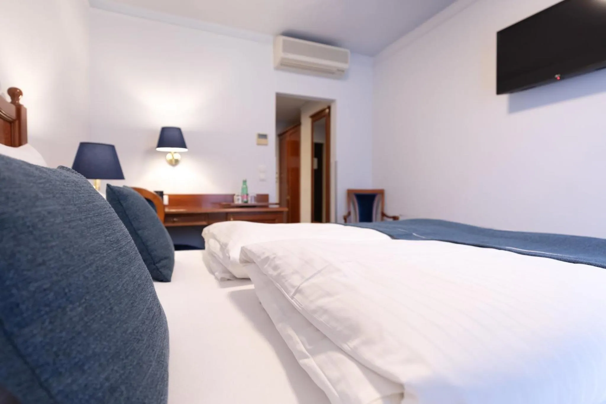 Photo of the whole room, Bed in Garner Hotel Vienna - Prinz Eugen by IHG