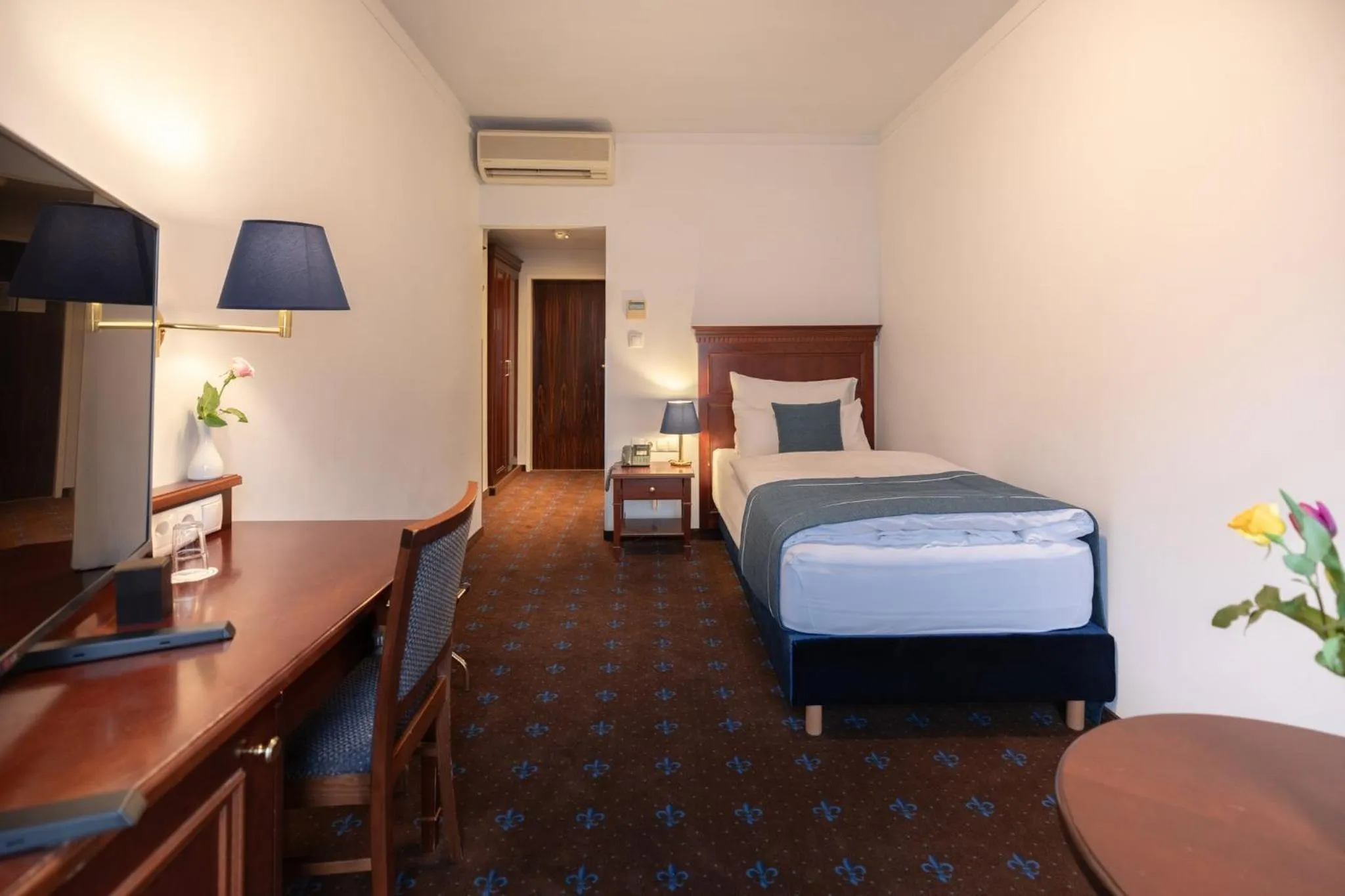 Photo of the whole room, Bed in Garner Hotel Vienna - Prinz Eugen by IHG