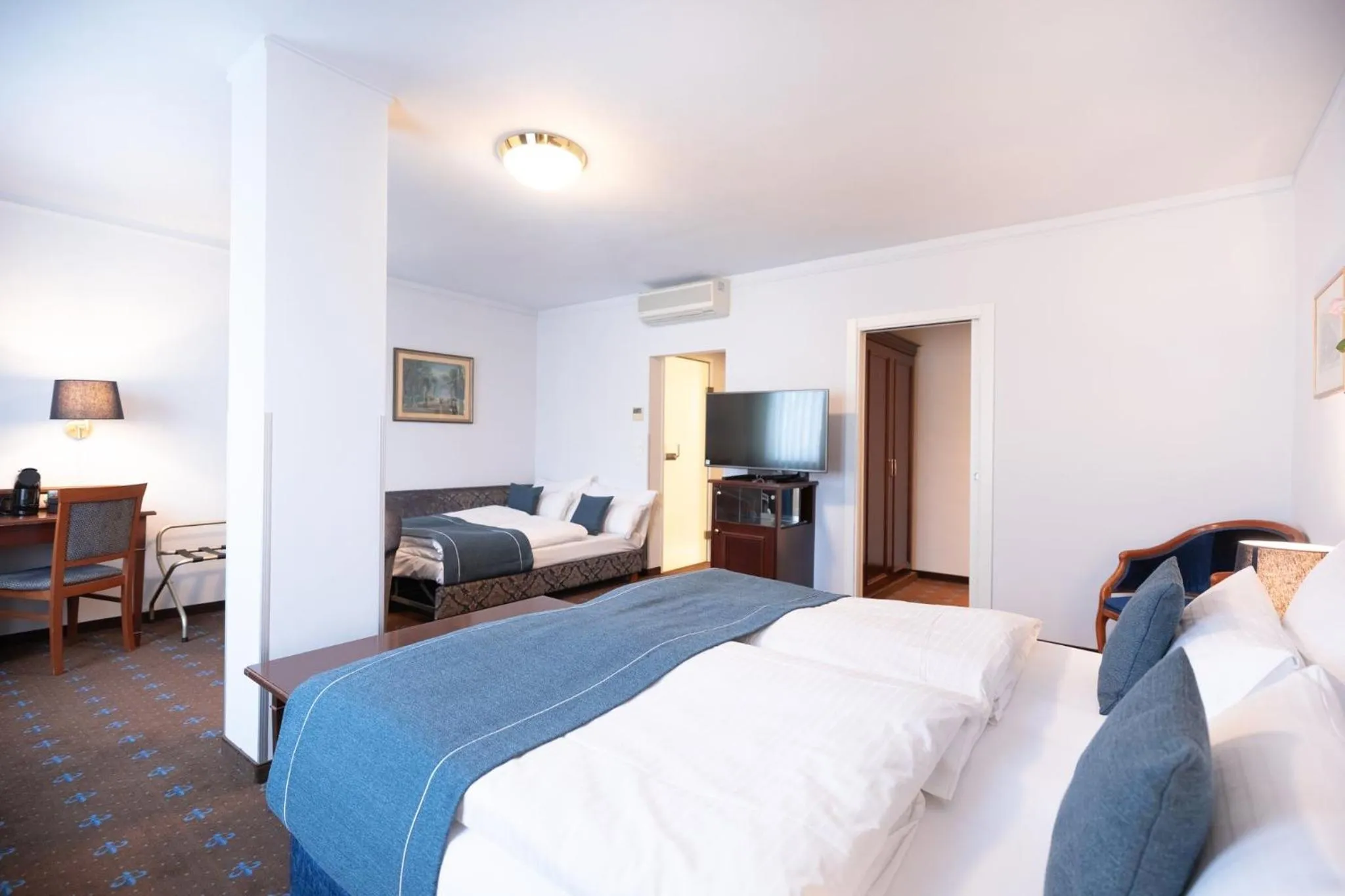 Photo of the whole room, Bed in Garner Hotel Vienna - Prinz Eugen by IHG