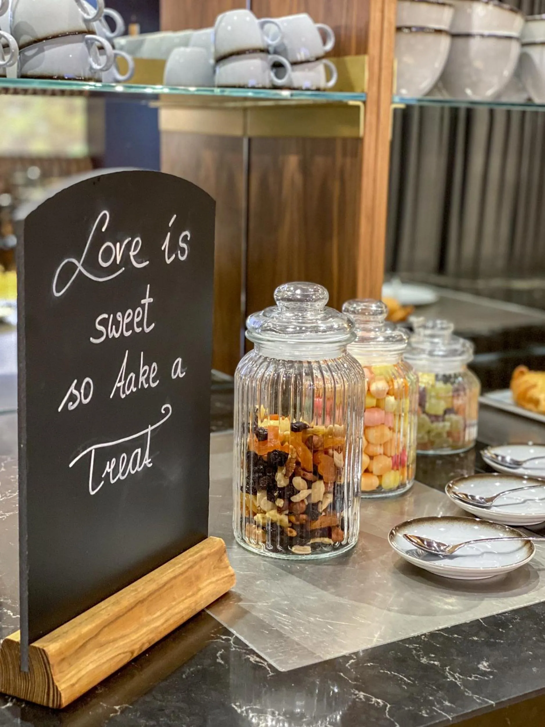 Restaurant/places to eat in Hotel Schani Salon