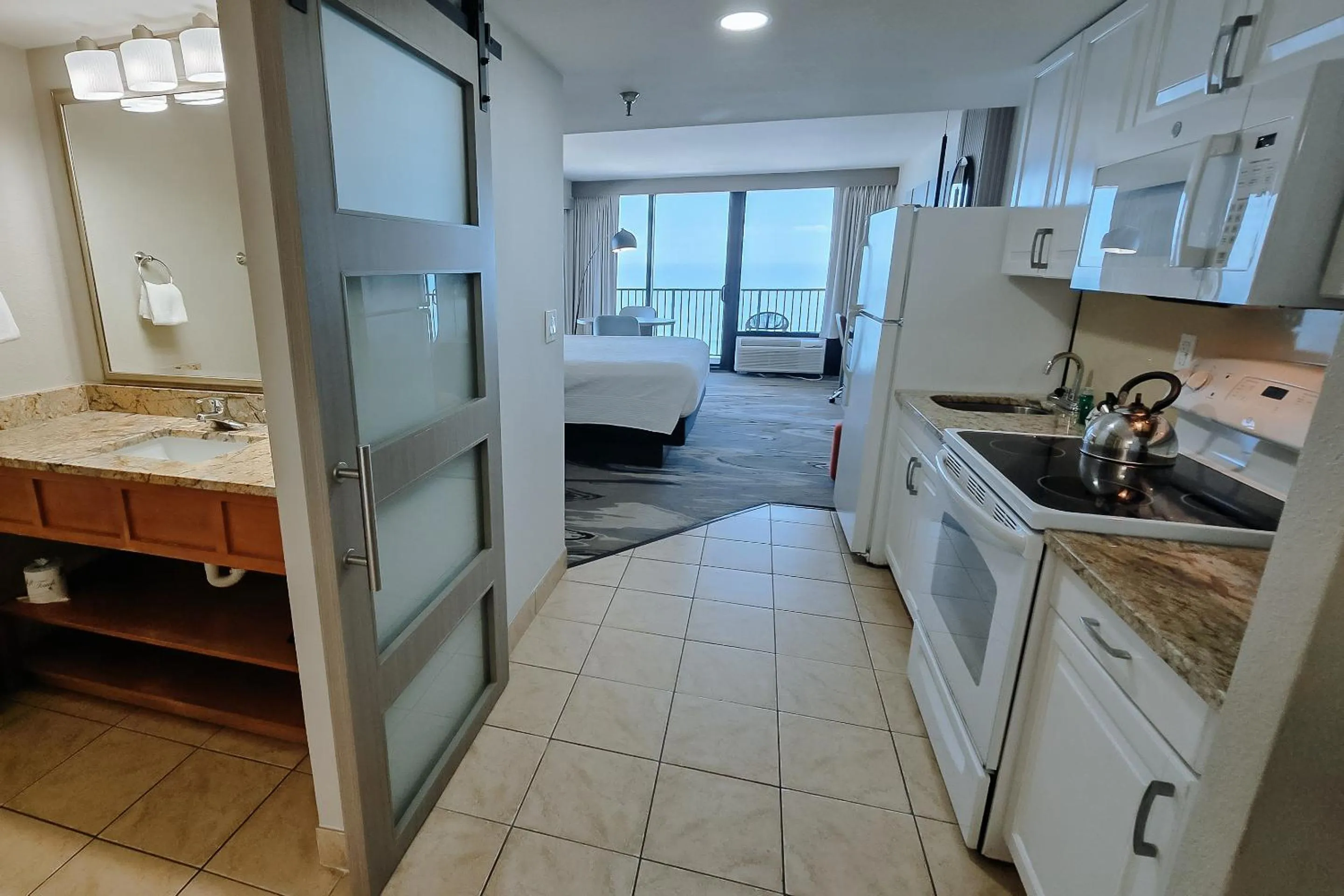Kitchen or kitchenette, Bed in Nautilus Inn - Daytona Beach