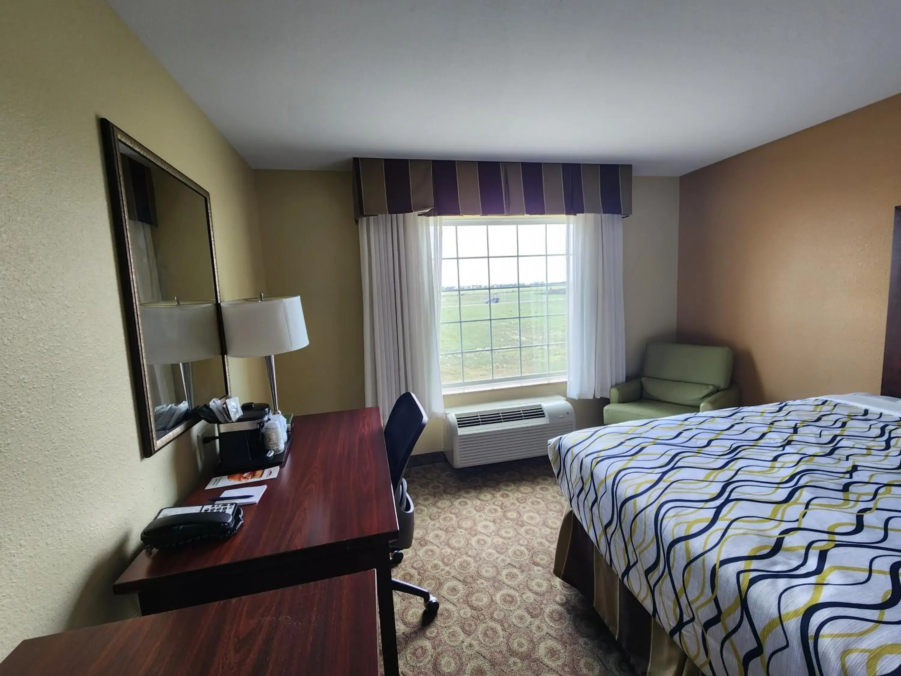 Queen Room in La Quinta Inn & Suites by Wyndham Minot Queen Room in La Quinta Inn & Suites by Wyndham Minot