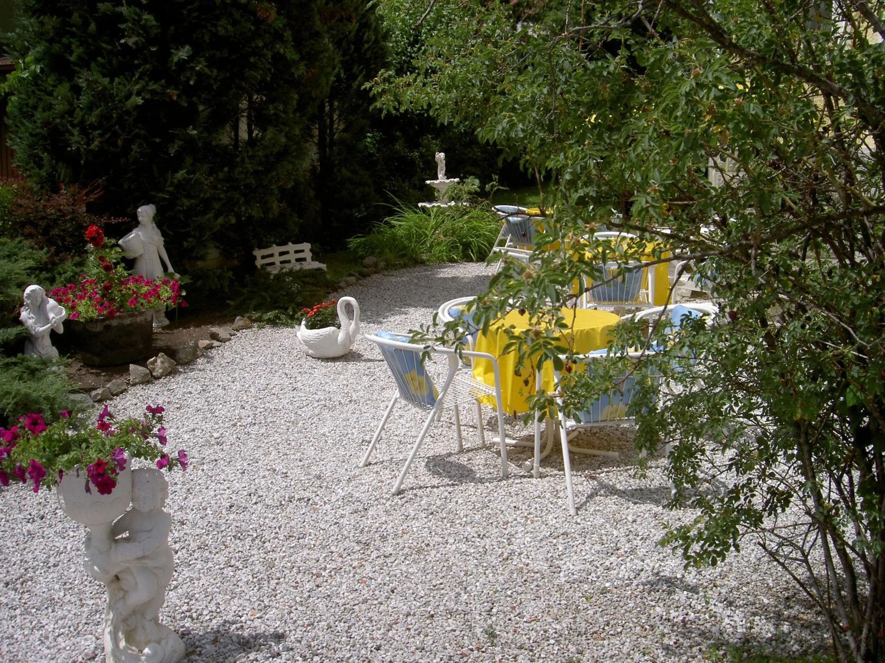 Garden in Hotel Garni Hubertus-Nostalgie & Charme