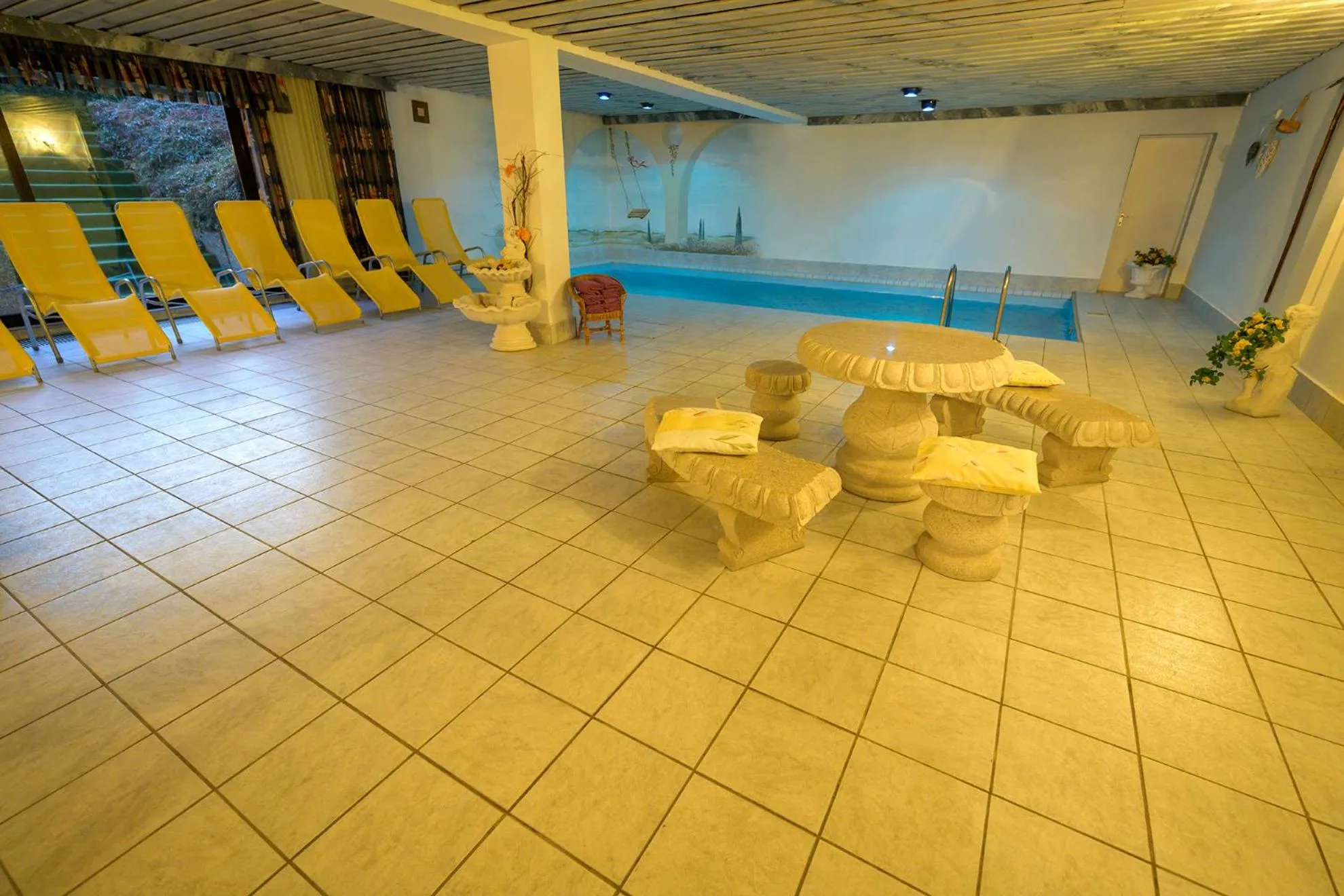 Swimming pool in Hotel Garni Hubertus-Nostalgie & Charme