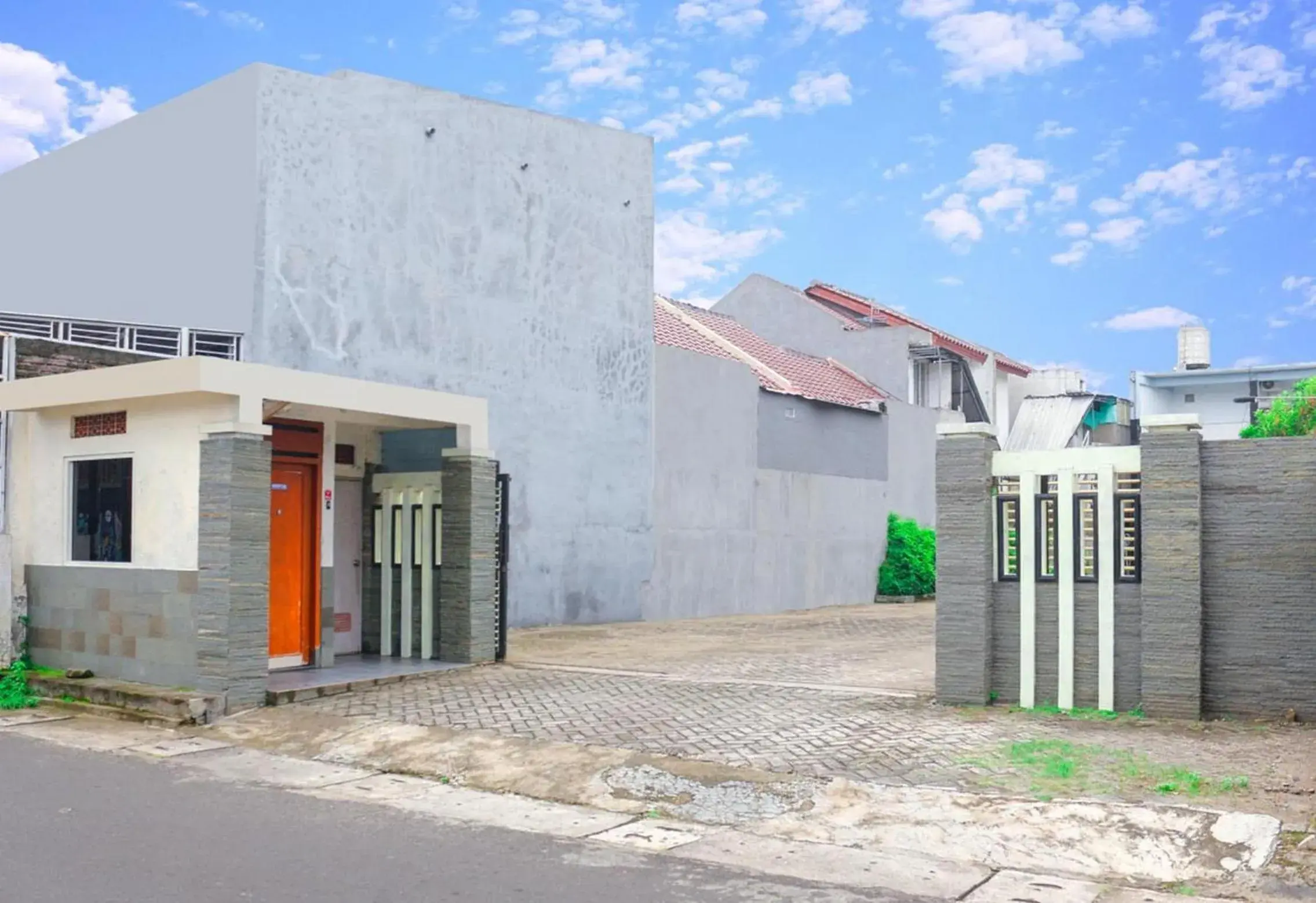 Property building in HP Residence Mitra RedDoorz near Alun Alun Kediri Property building in HP Residence Mitra RedDoorz near Alun Alun Kediri