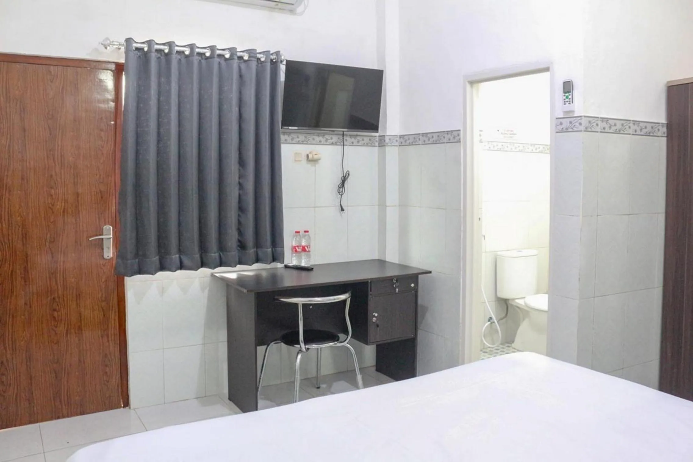 Bedroom, Bed in HP Residence Mitra RedDoorz near Alun Alun Kediri
