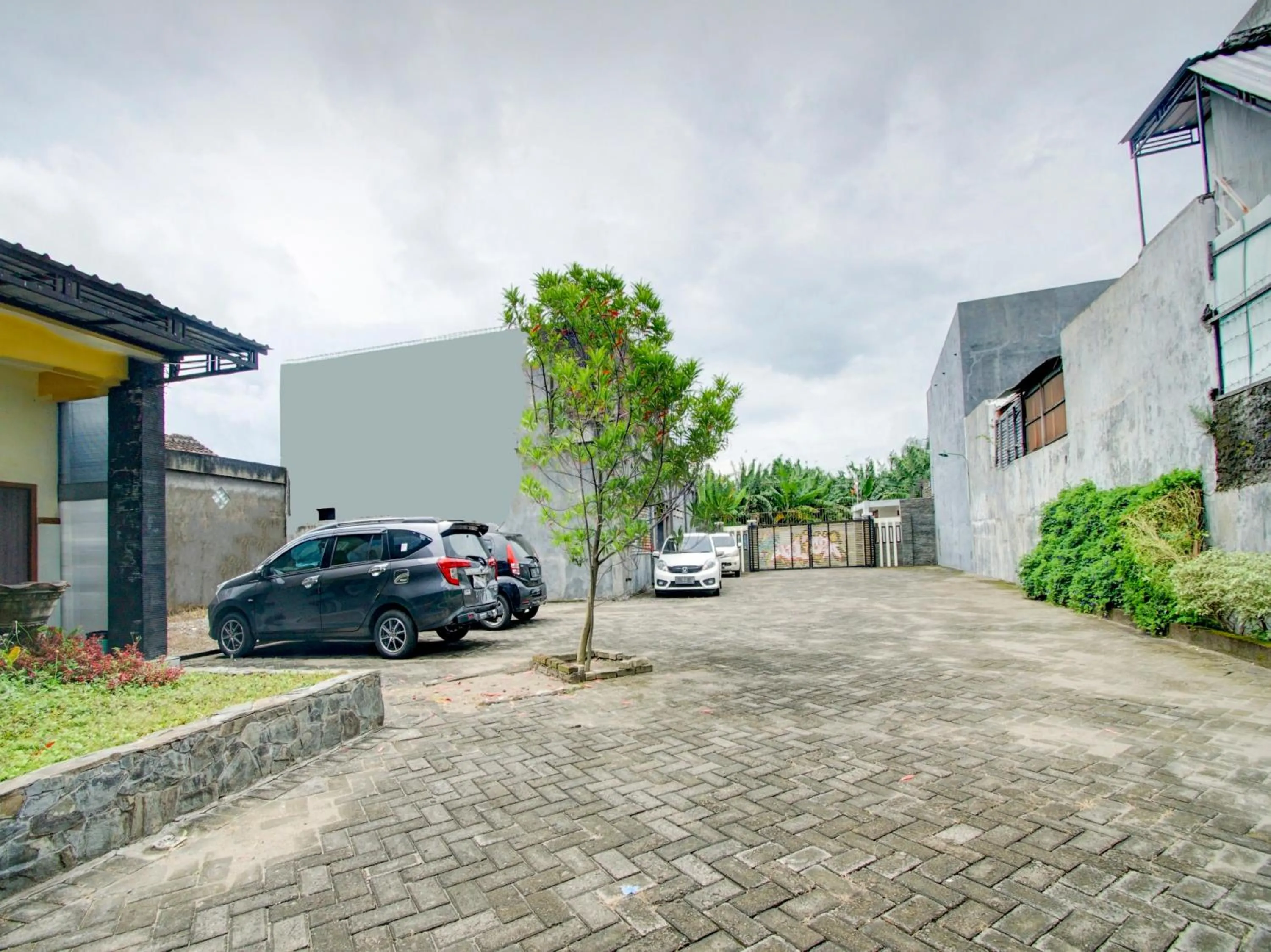 Facade/entrance in HP Residence Mitra RedDoorz near Alun Alun Kediri