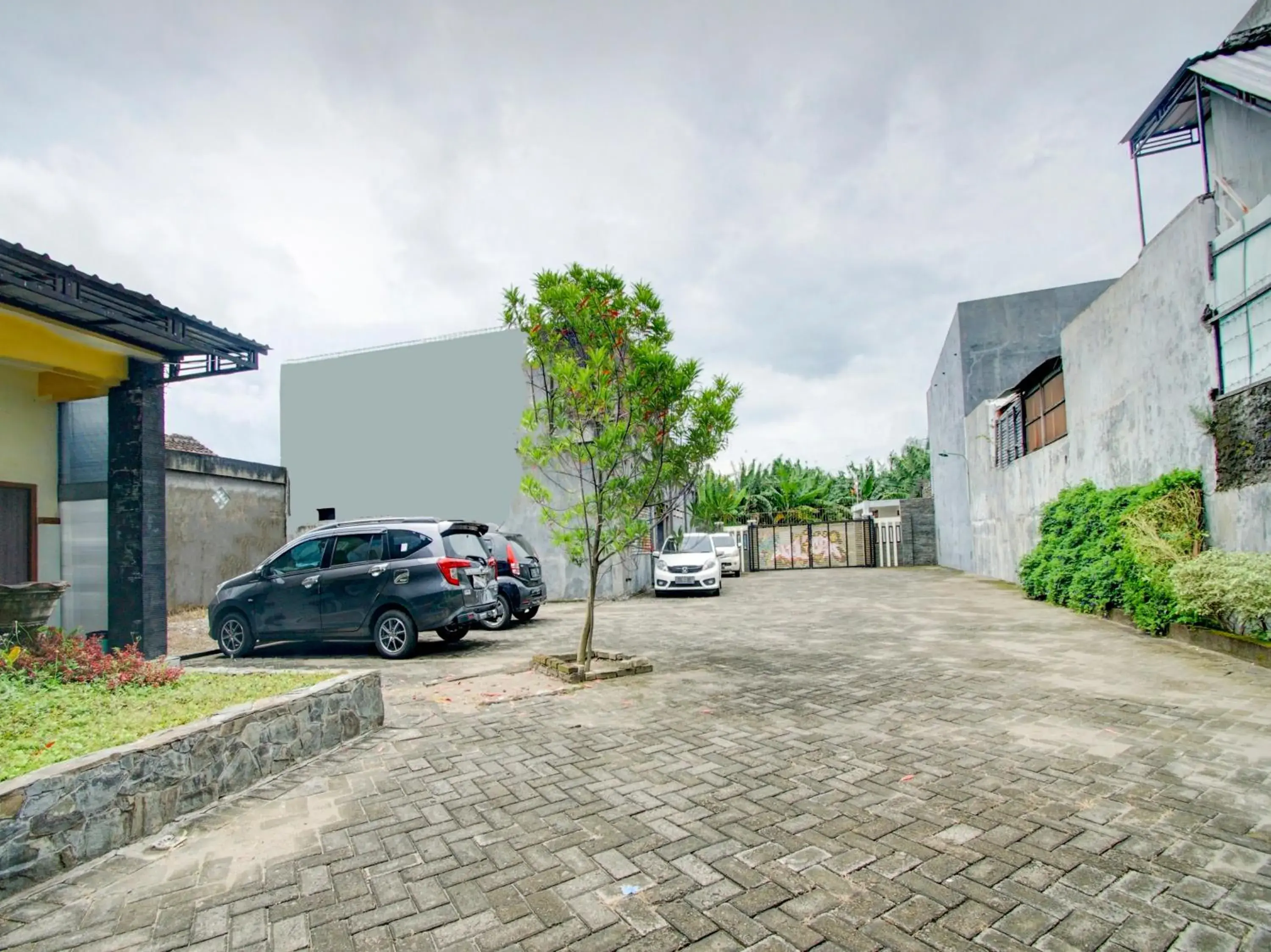 Facade/entrance in HP Residence Mitra RedDoorz near Alun Alun Kediri Facade/entrance in HP Residence Mitra RedDoorz near Alun Alun Kediri