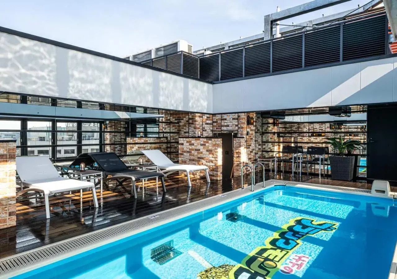 Pool view in APA Hotel & Resort Hakata Ekihigashi Pool view in APA Hotel & Resort Hakata Ekihigashi