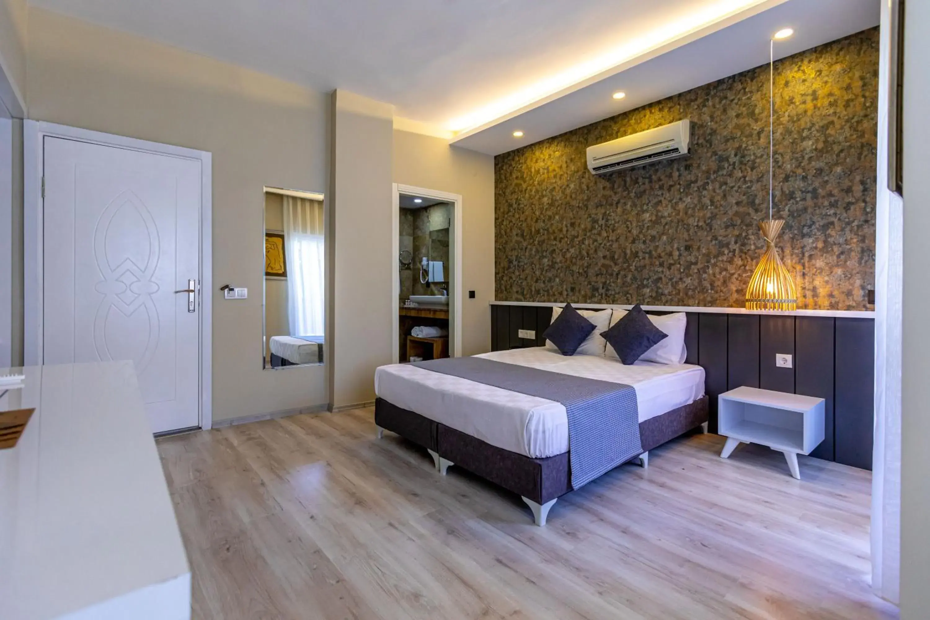 Deluxe Double Room with Balcony in Der Inn Hotel Konyaaltı Deluxe Double Room with Balcony in Der Inn Hotel Konyaaltı