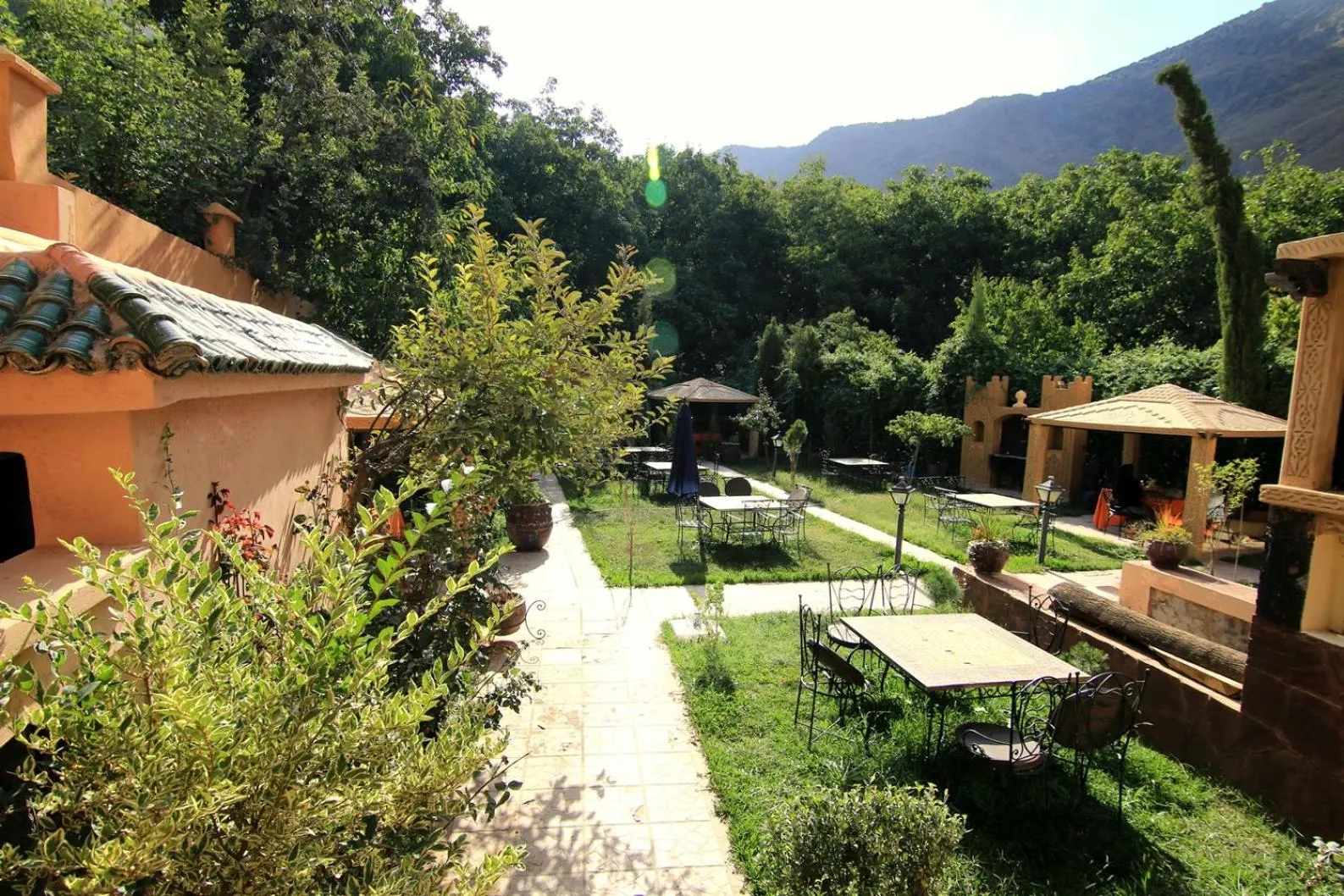 Garden in Hôtel Restaurant Les Etoiles Du Toubkal