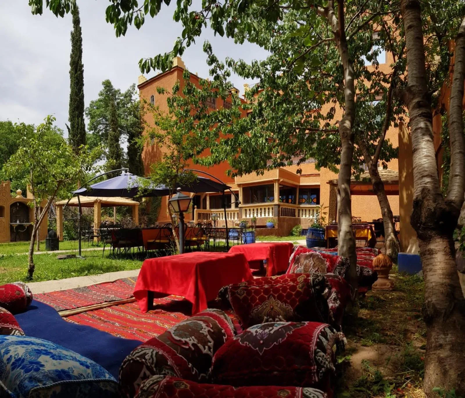 Property building in Hôtel Restaurant Les Etoiles Du Toubkal