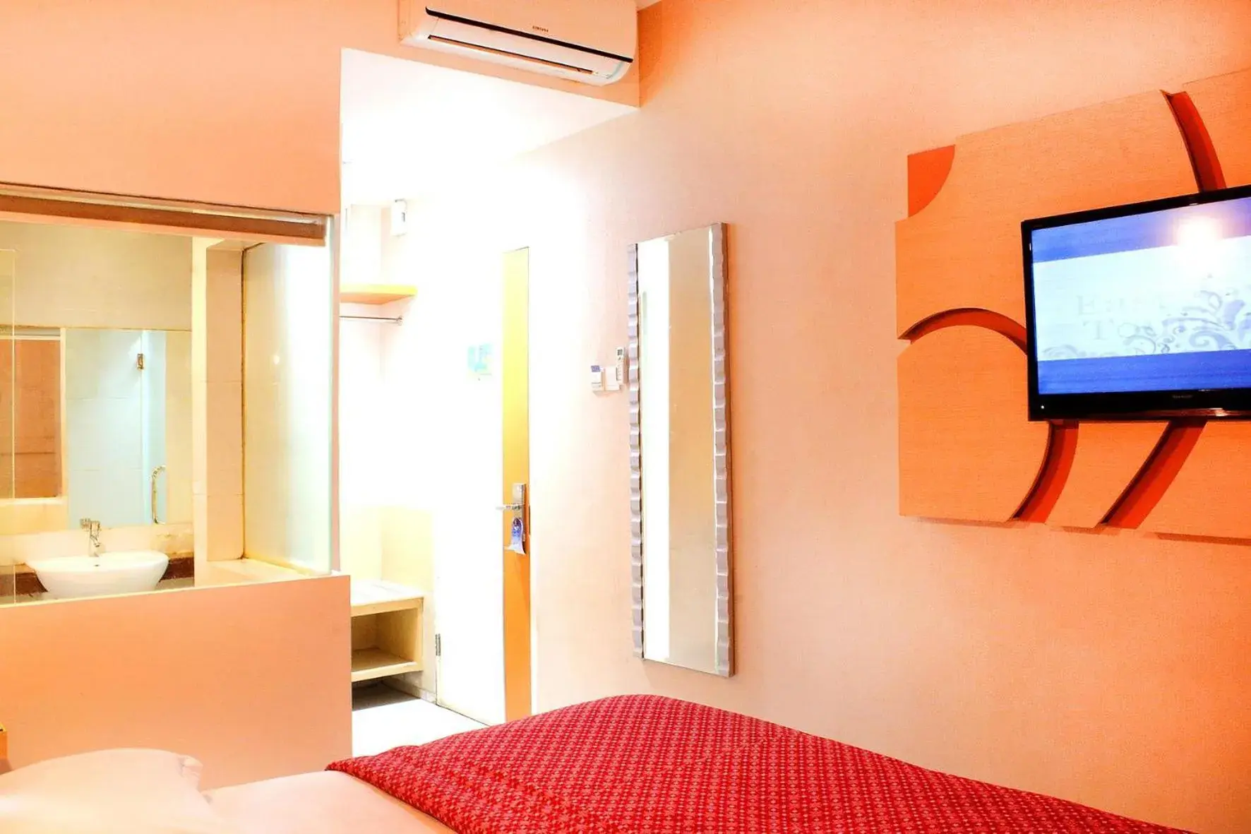 Bed in Hotel Dewarna Sutoyo Malang Bed in Hotel Dewarna Sutoyo Malang