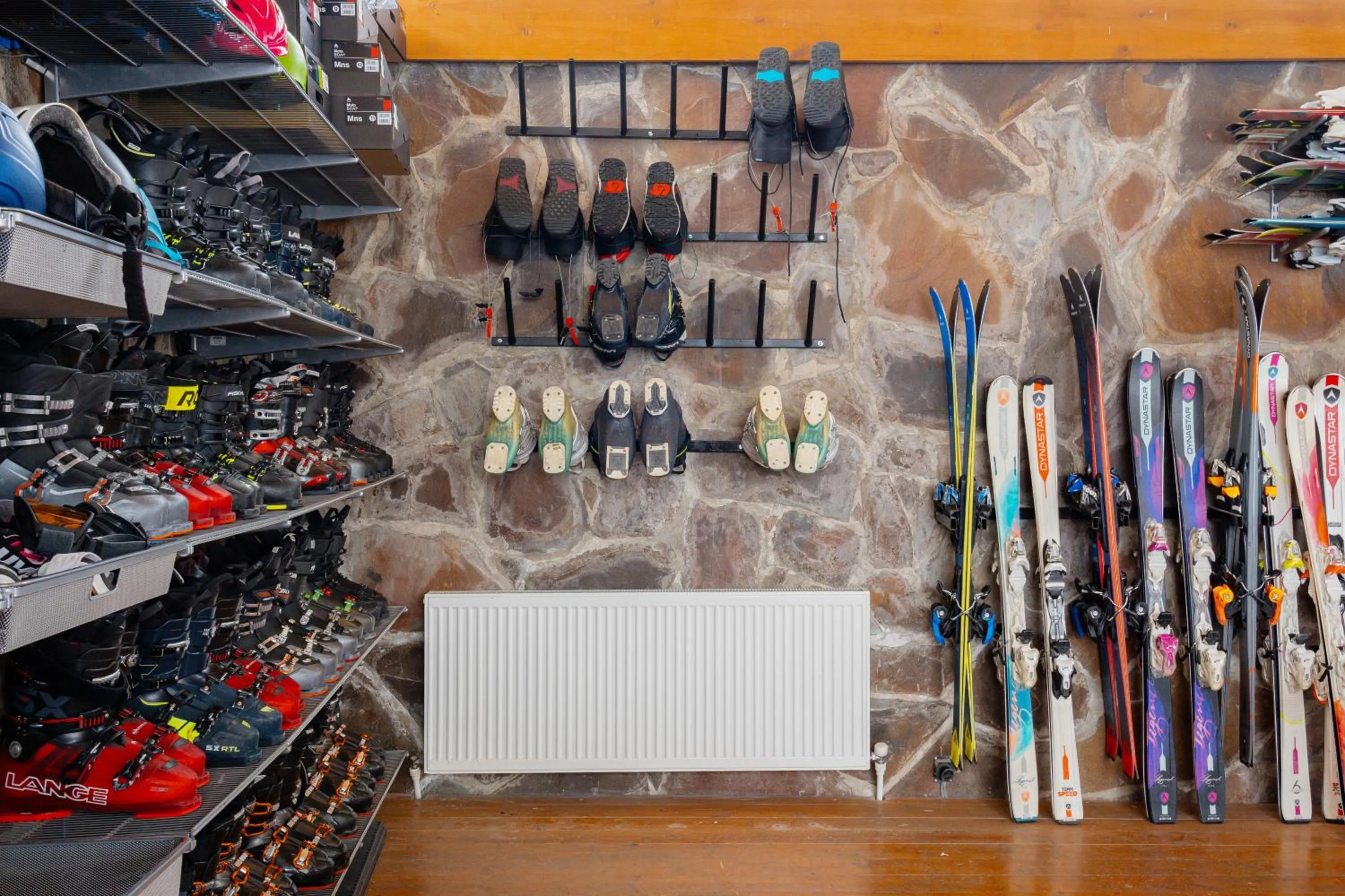 Skiing in Hotel GoodAura