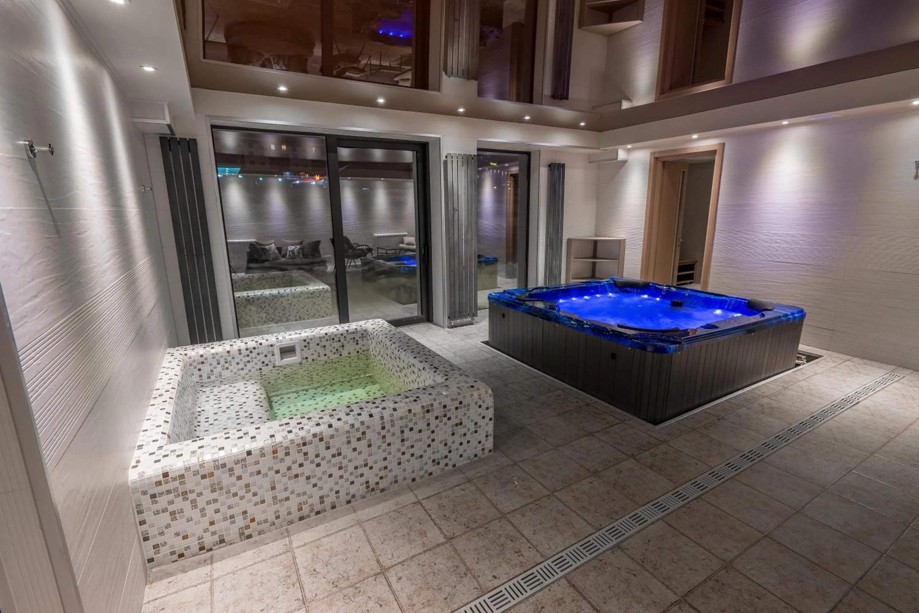 Hot Tub in Hotel GoodAura