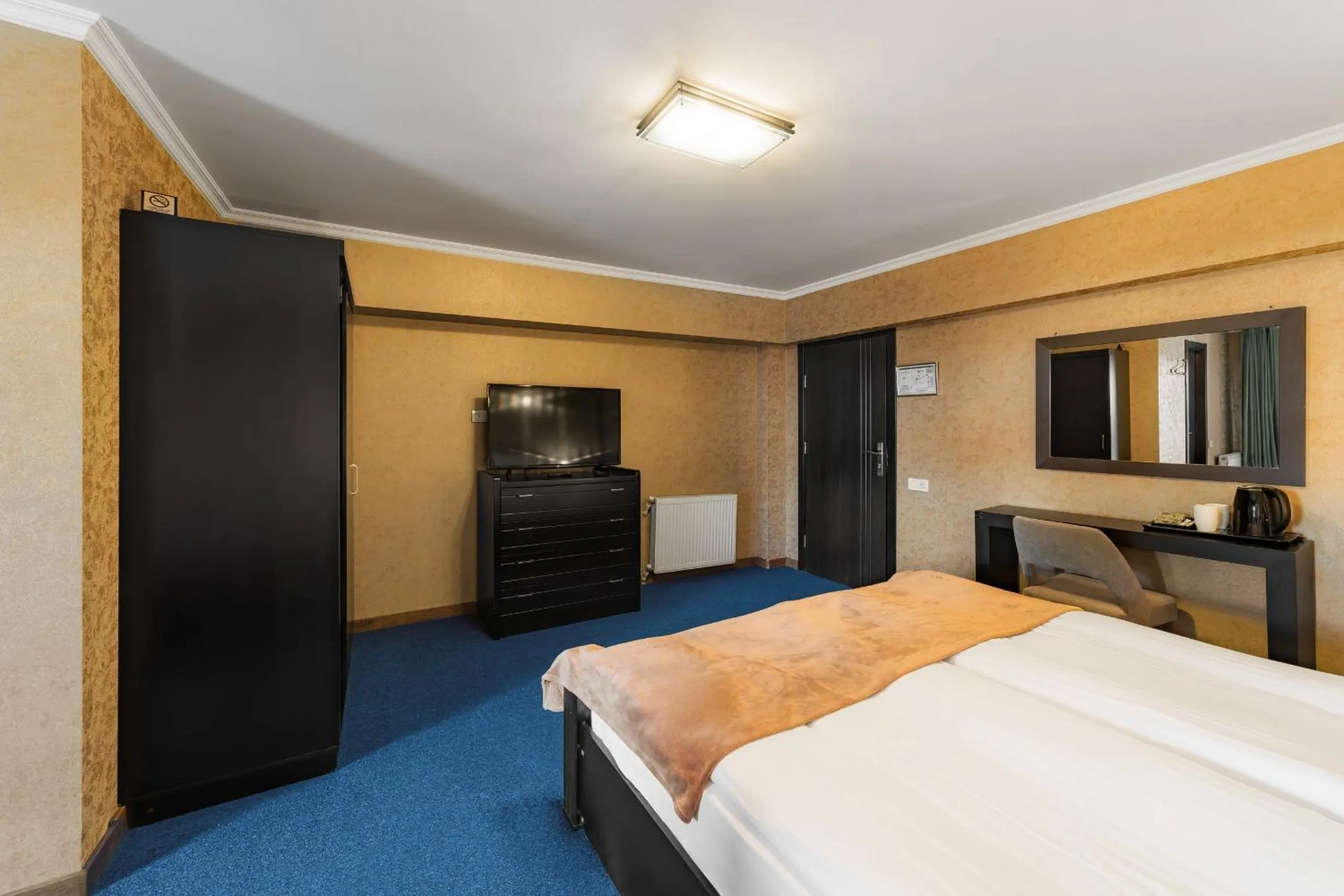 Photo of the whole room, Bed in Hotel GoodAura