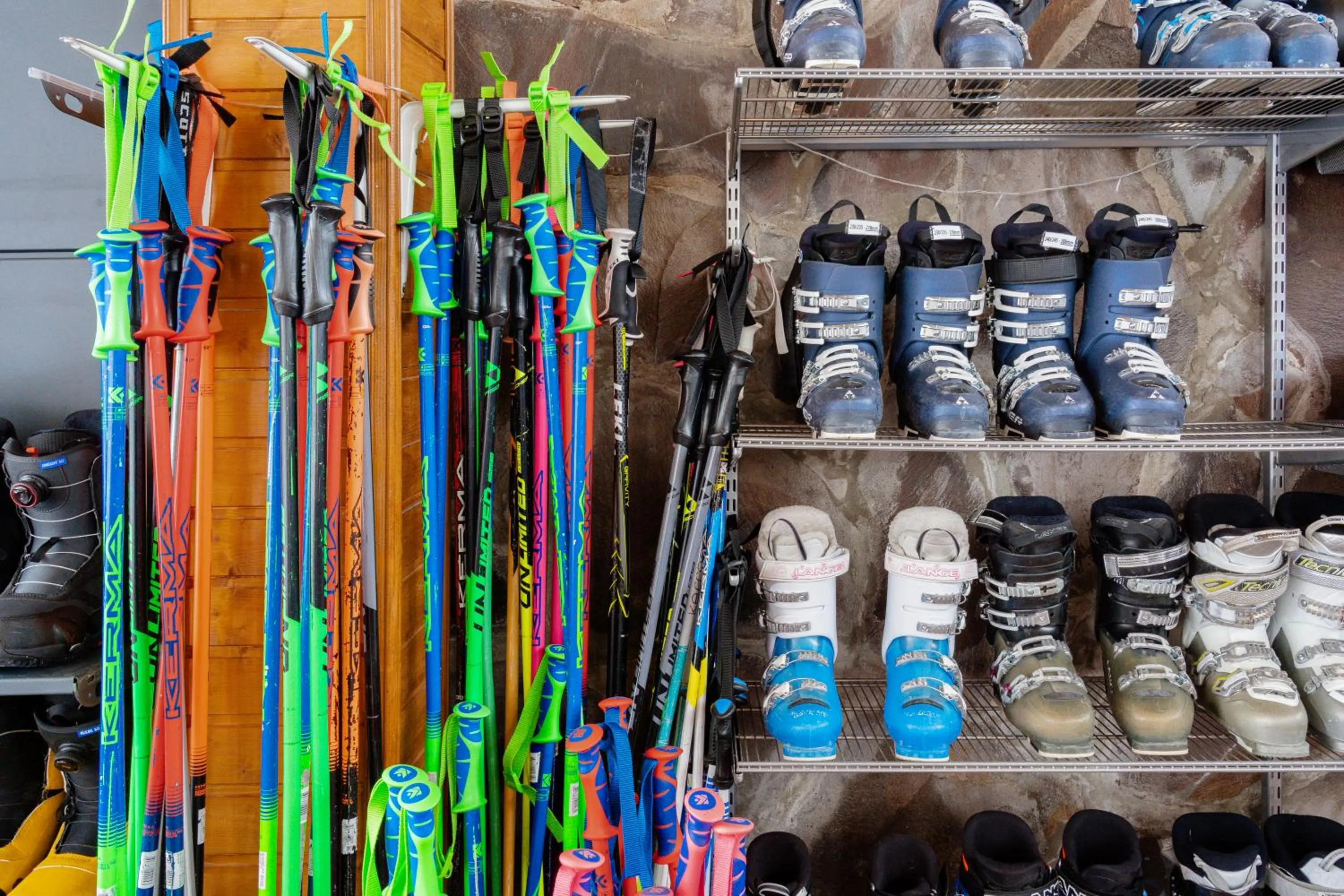 Skiing in Hotel GoodAura