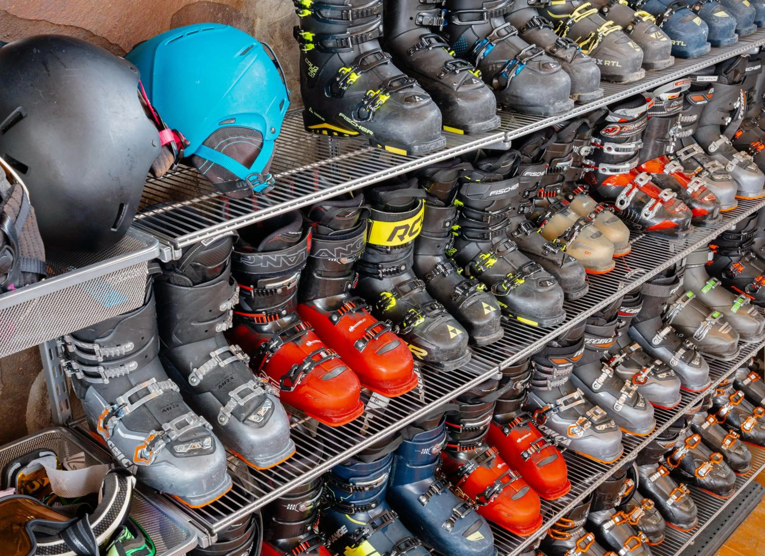 Skiing in Hotel GoodAura