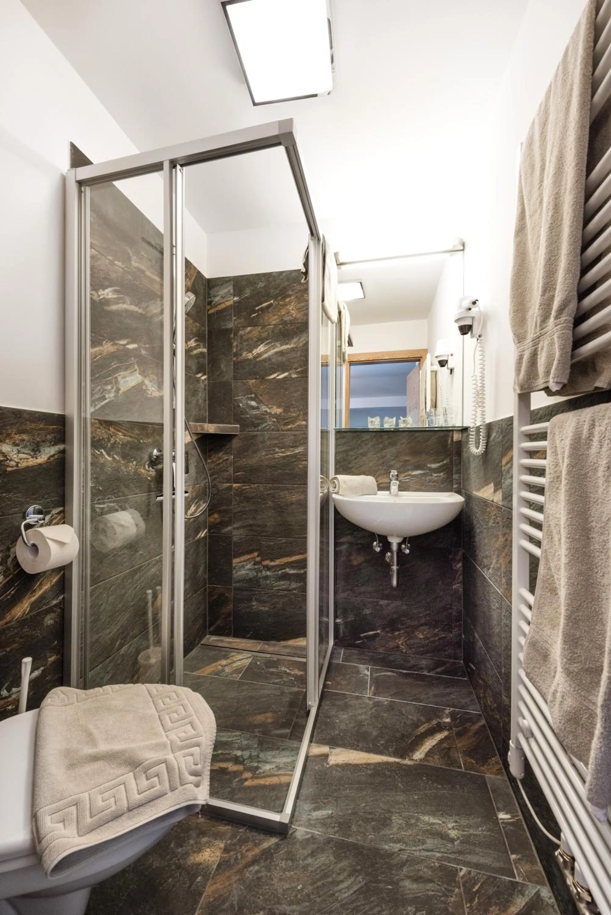 Shower in Bergparadies - inklusive Eintritt in die Alpentherme