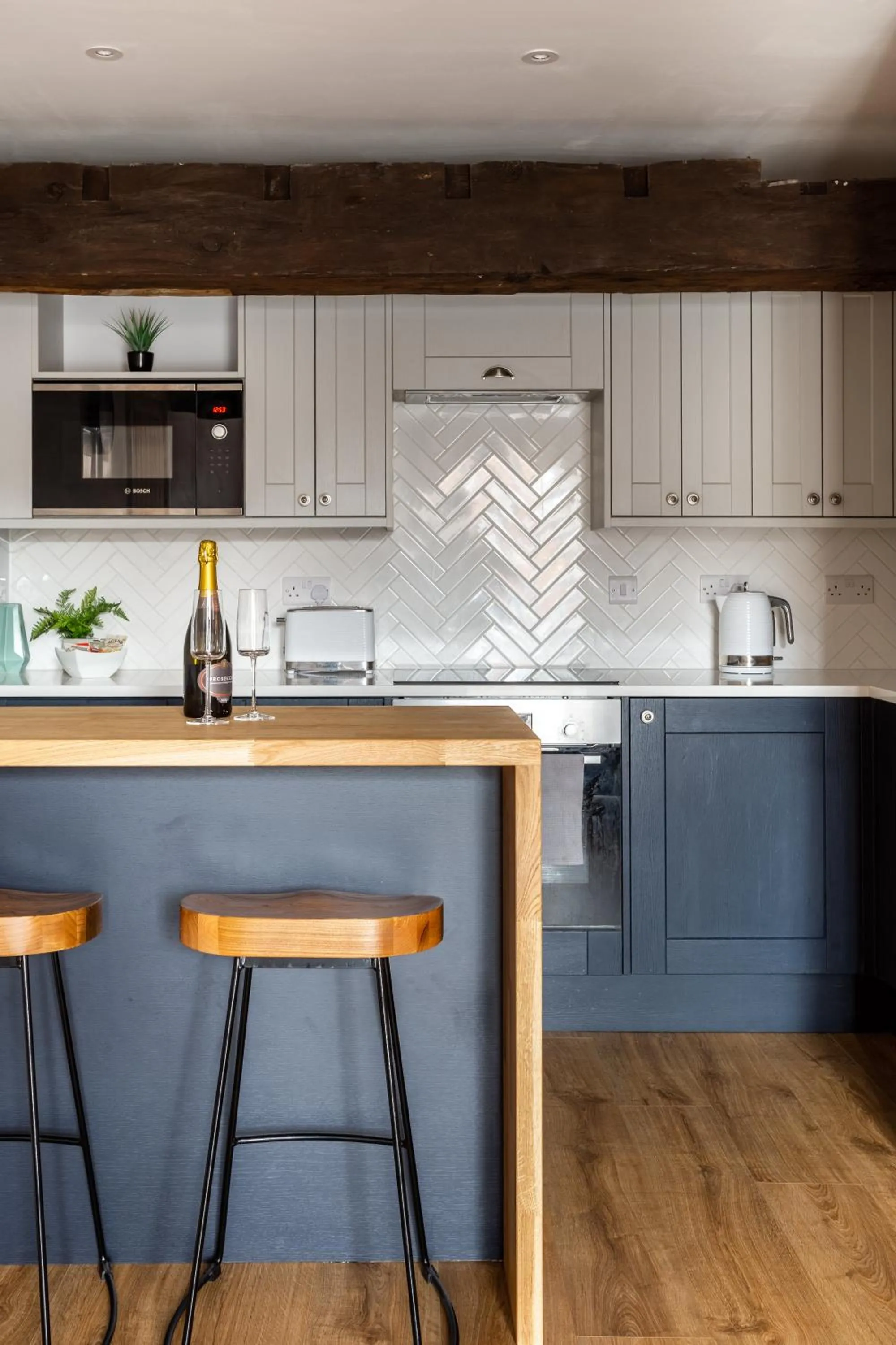 Kitchen or kitchenette in Luxury Apartment Woodsmill View - on the river - with balcony - Recently refurbished