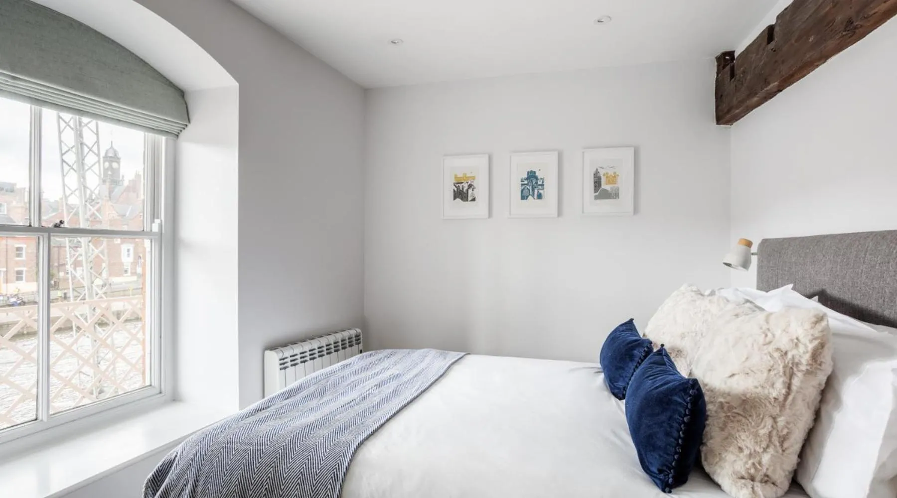 Bed in Luxury Apartment Woodsmill View - on the river - with balcony - Recently refurbished