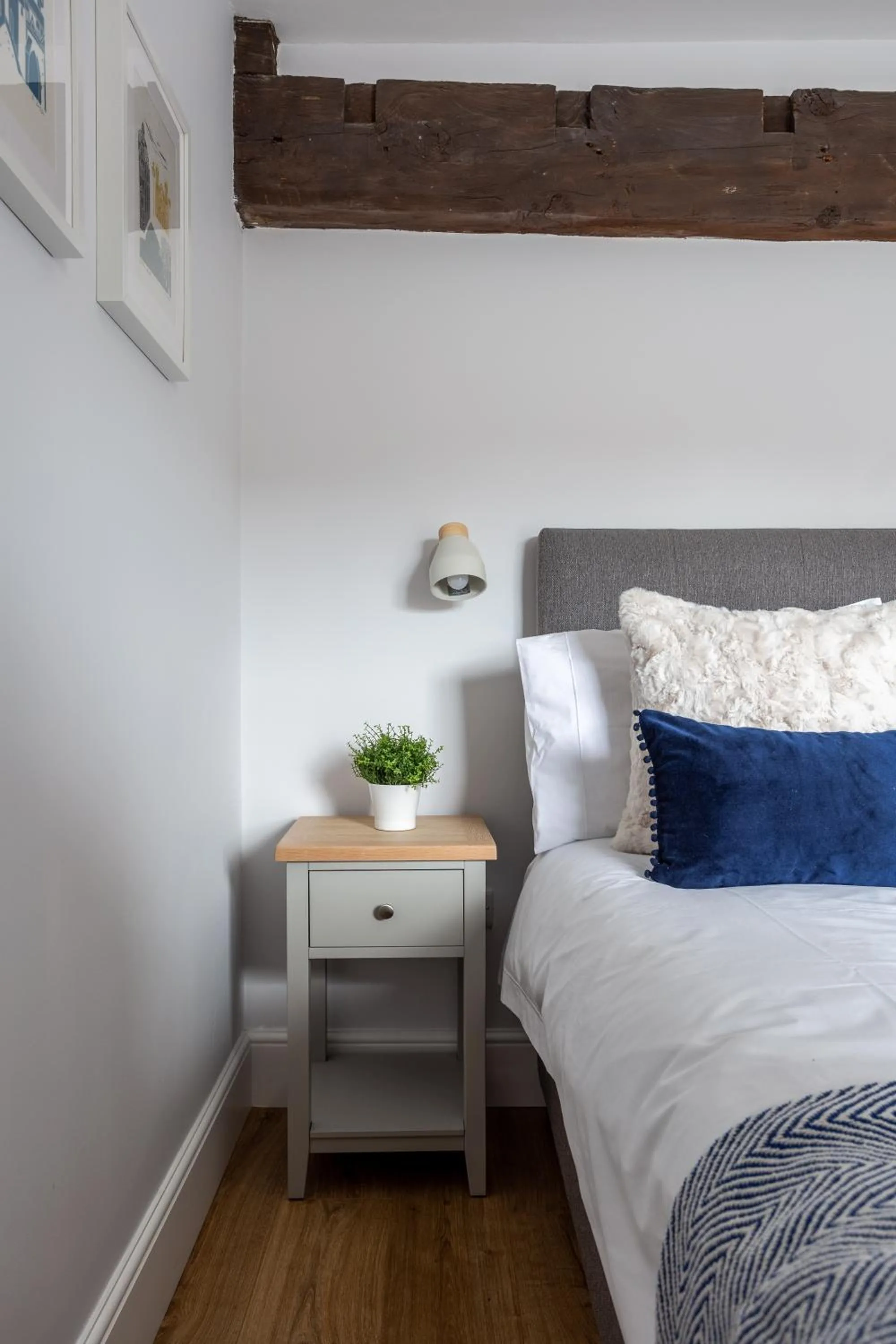 Bed in Luxury Apartment Woodsmill View - on the river - with balcony - Recently refurbished