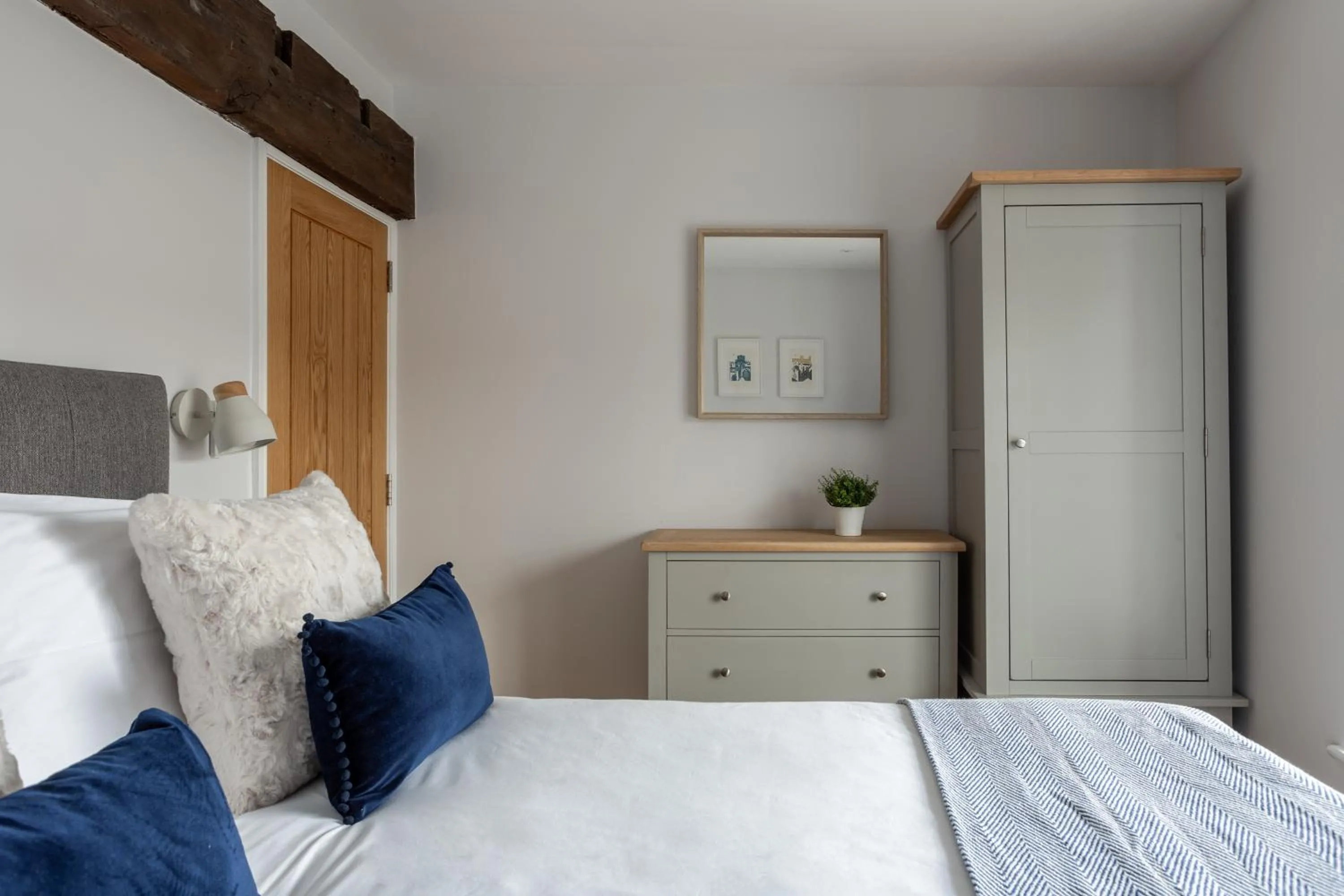 Bedroom, Bed in Luxury Apartment Woodsmill View - on the river - with balcony - Recently refurbished