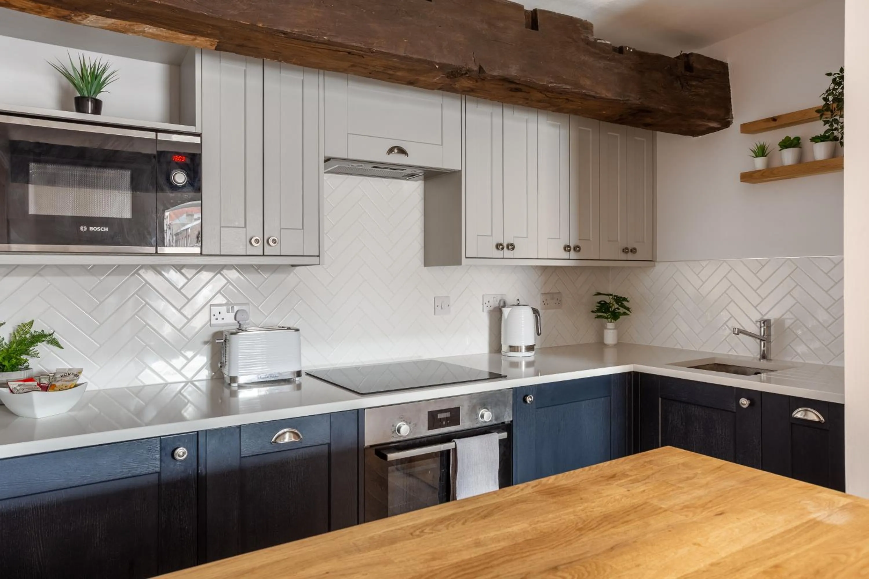 Kitchen or kitchenette in Luxury Apartment Woodsmill View - on the river - with balcony - Recently refurbished