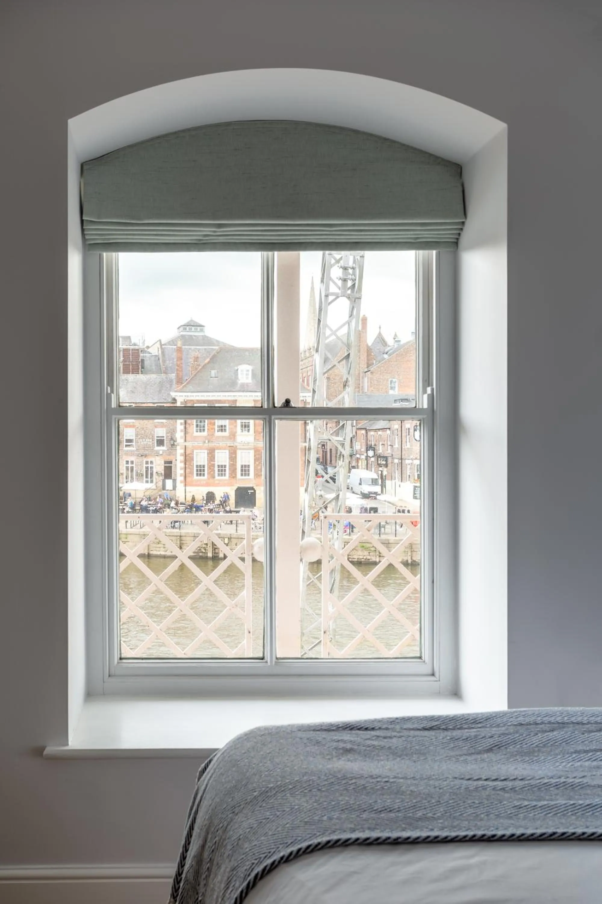 Bed in Luxury Apartment Woodsmill View - on the river - with balcony - Recently refurbished
