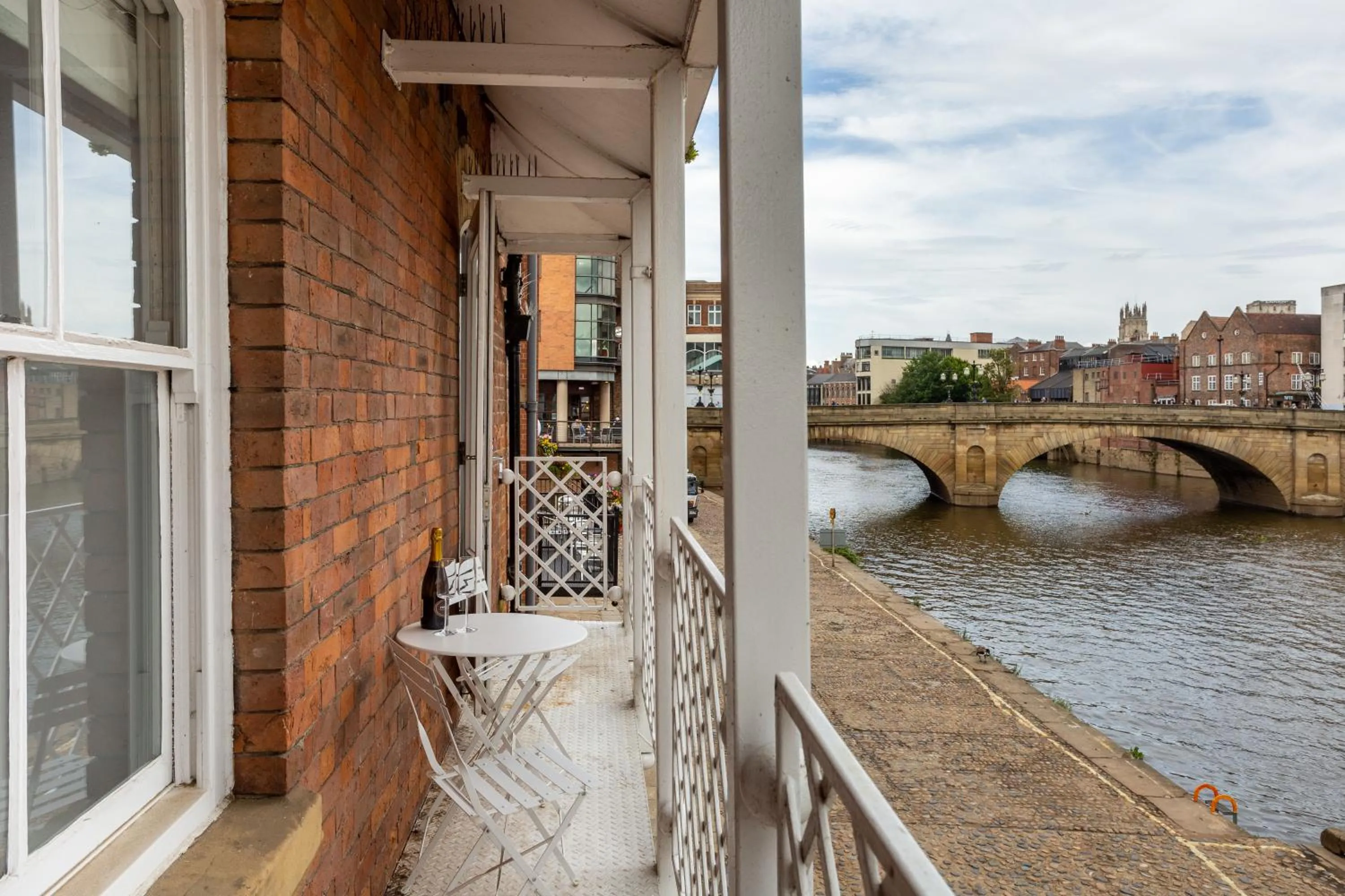 Property building in Luxury Apartment Woodsmill View - on the river - with balcony - Recently refurbished