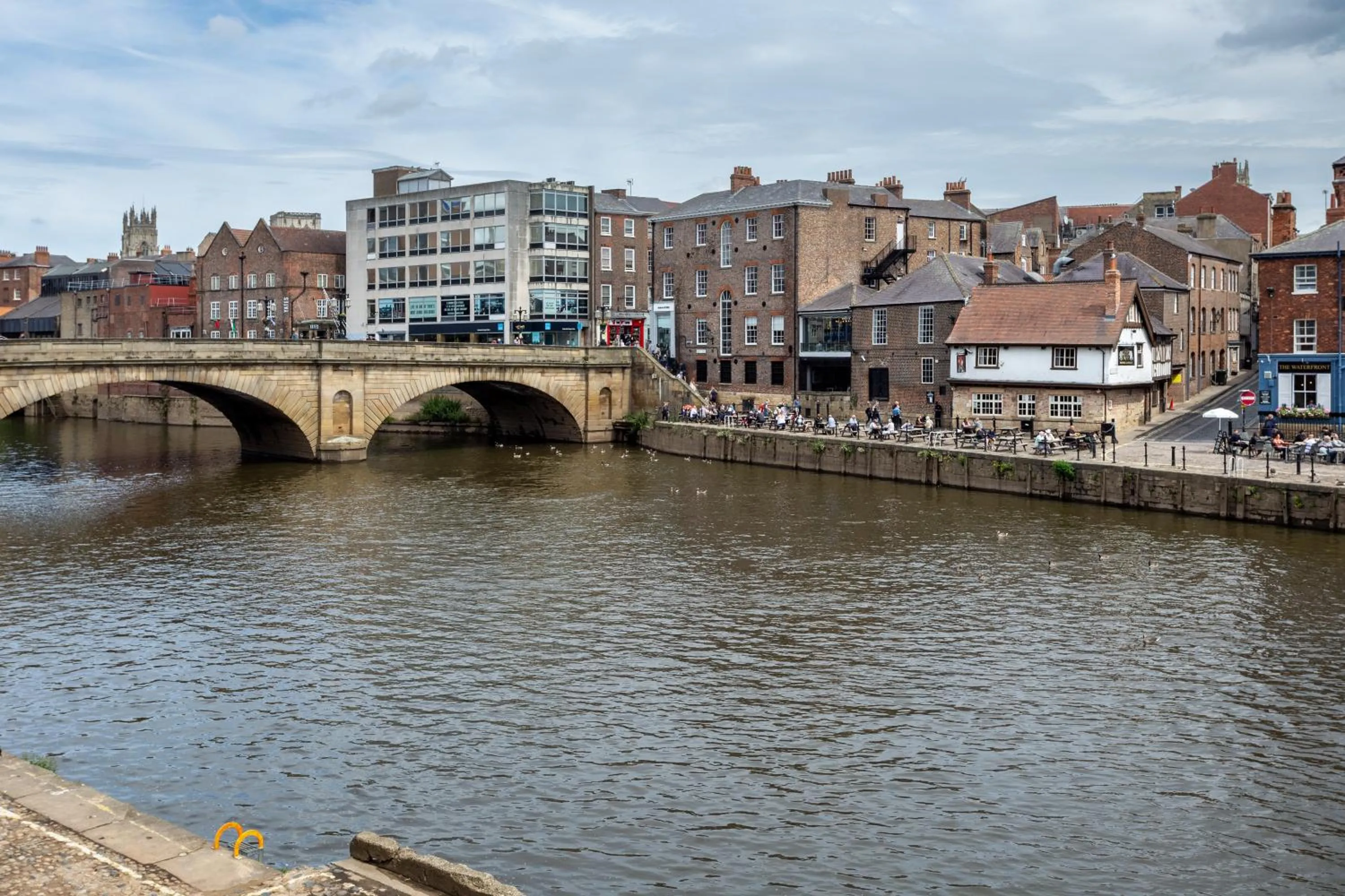 City view in Luxury Apartment Woodsmill View - on the river - with balcony - Recently refurbished