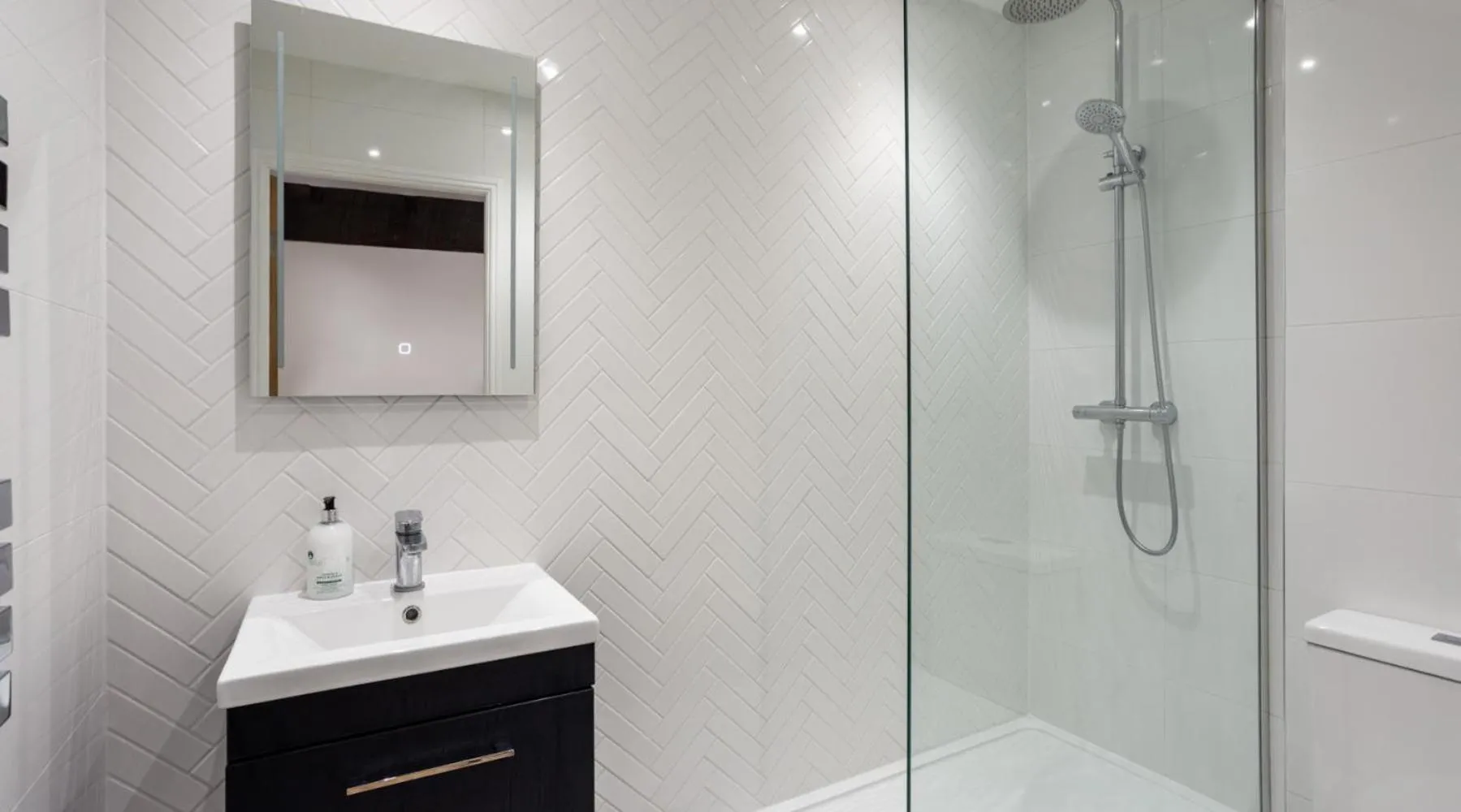 Shower in Luxury Apartment Woodsmill View - on the river - with balcony - Recently refurbished