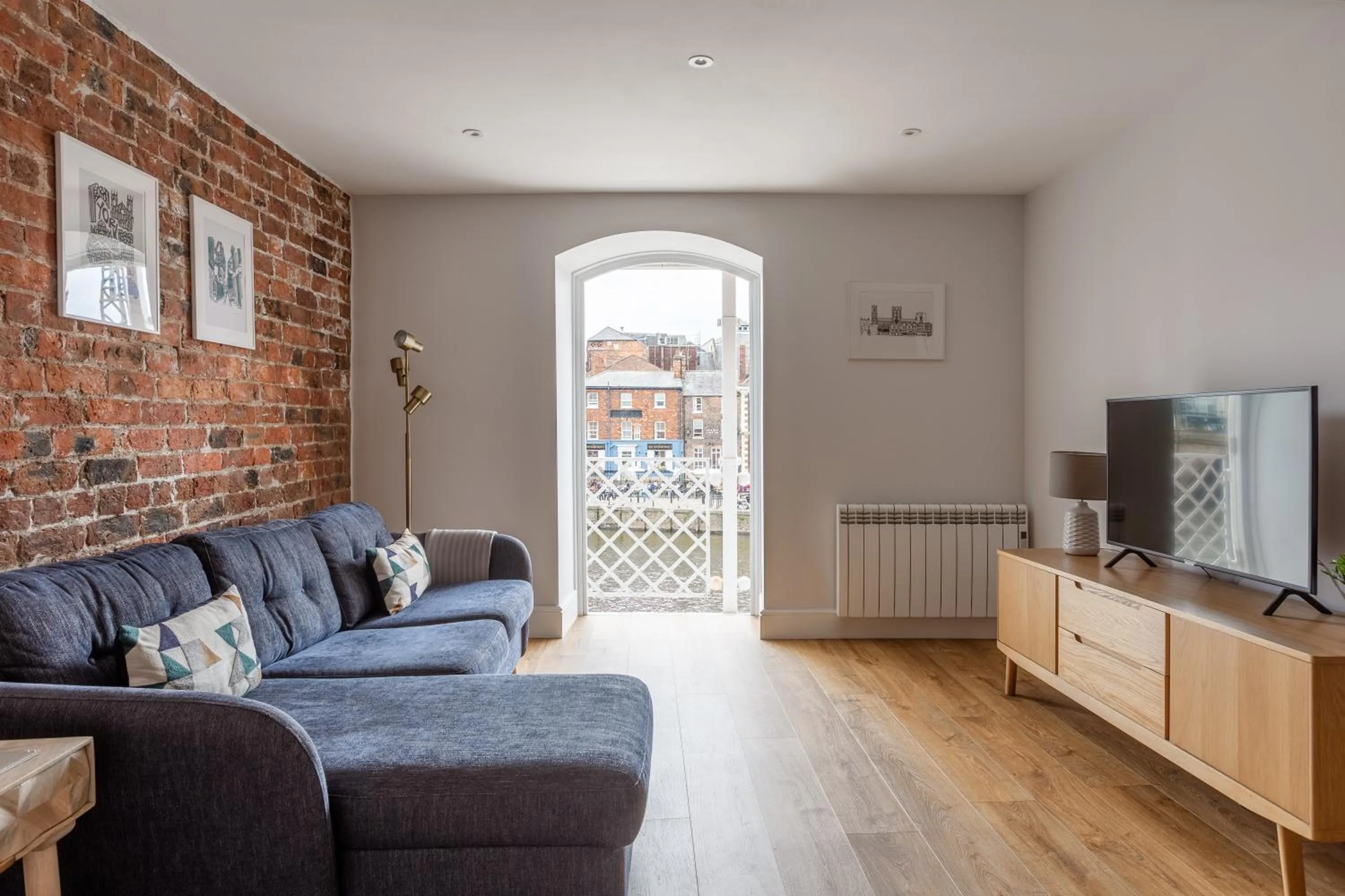 TV and multimedia in Luxury Apartment Woodsmill View - on the river - with balcony - Recently refurbished