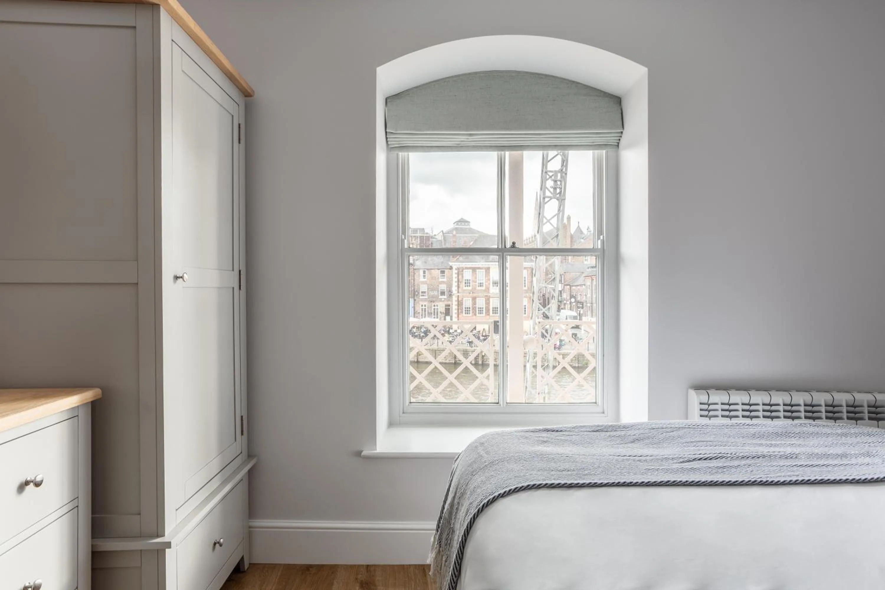 Bed in Luxury Apartment Woodsmill View - on the river - with balcony - Recently refurbished