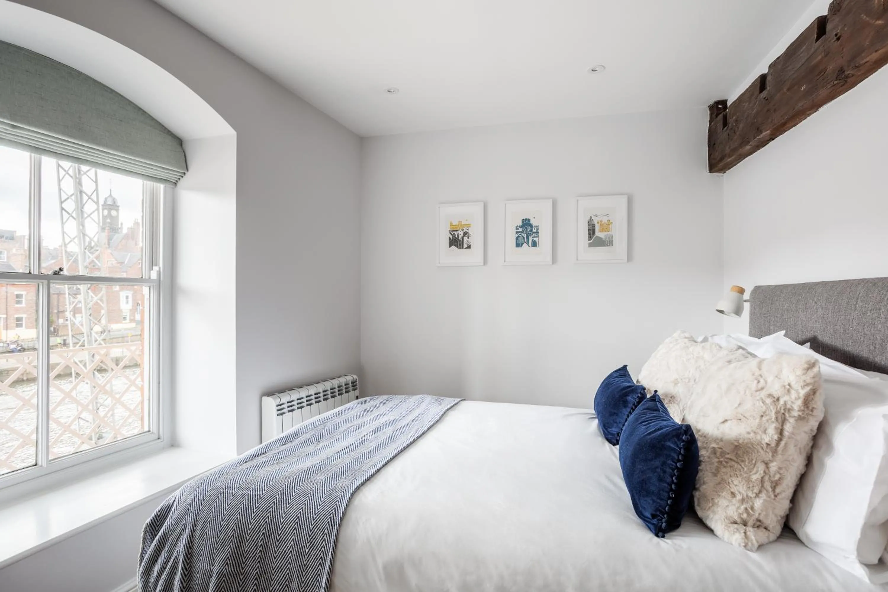 Bed in Luxury Apartment Woodsmill View - on the river - with balcony - Recently refurbished