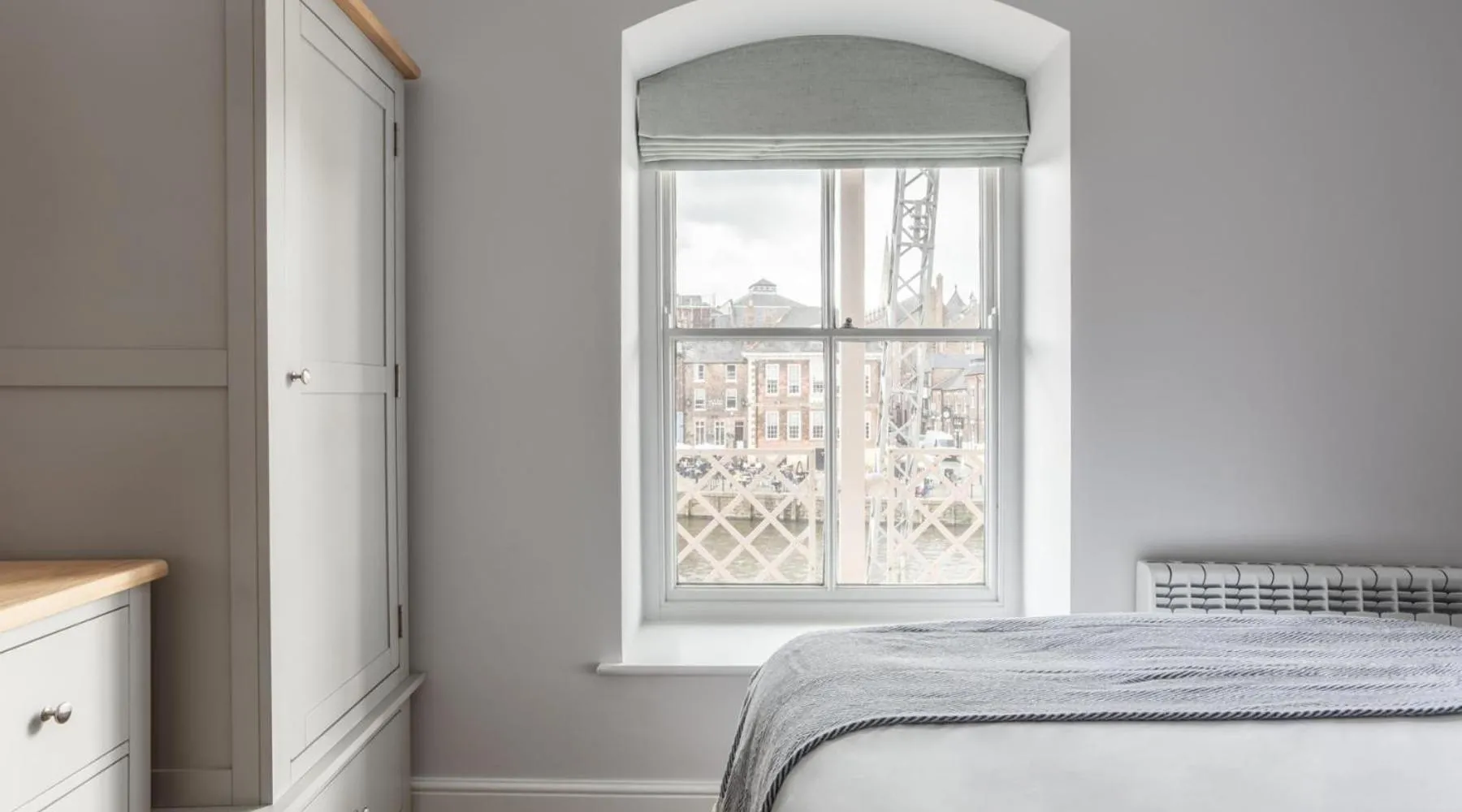 Bed in Luxury Apartment Woodsmill View - on the river - with balcony - Recently refurbished