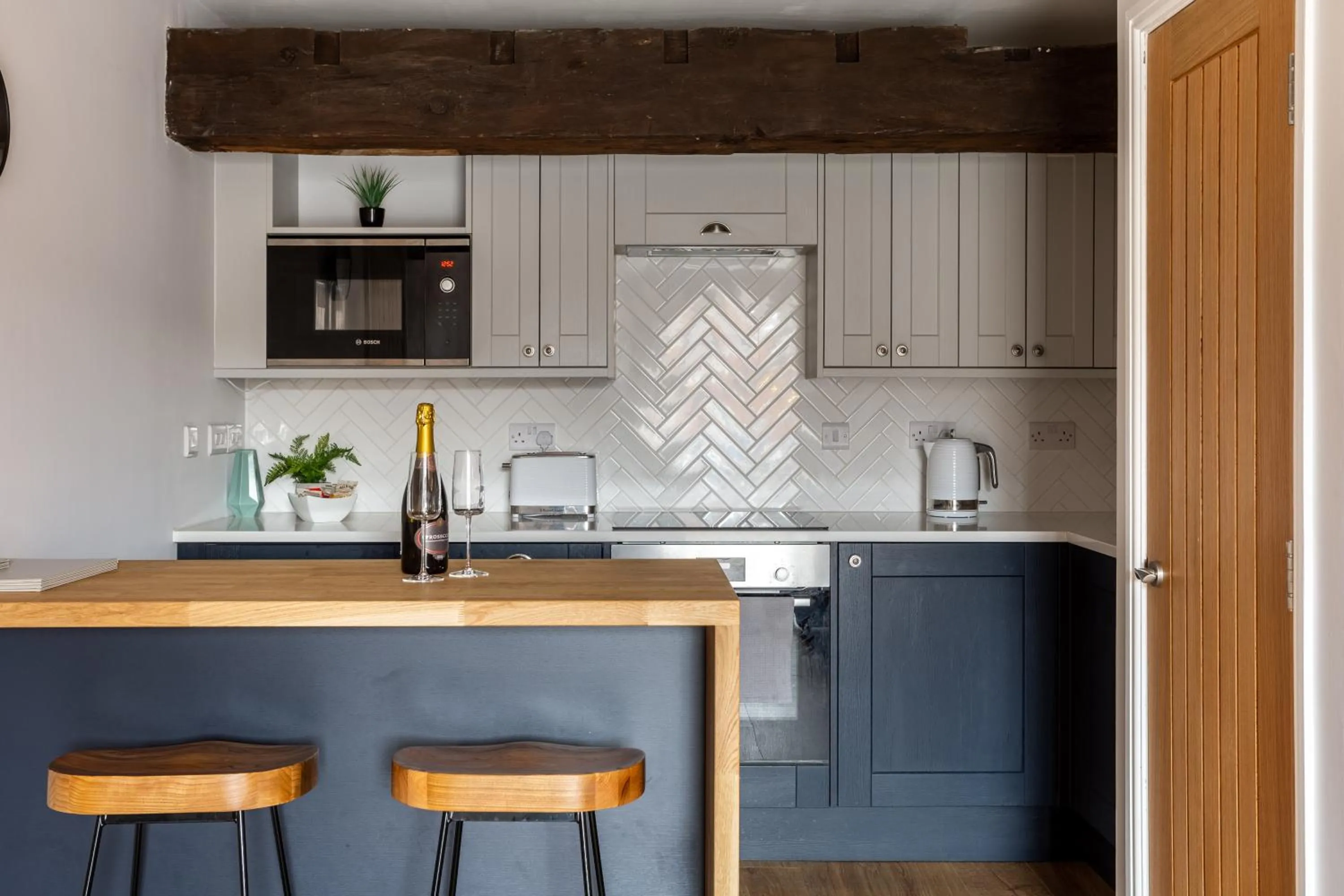 Kitchen or kitchenette in Luxury Apartment Woodsmill View - on the river - with balcony - Recently refurbished