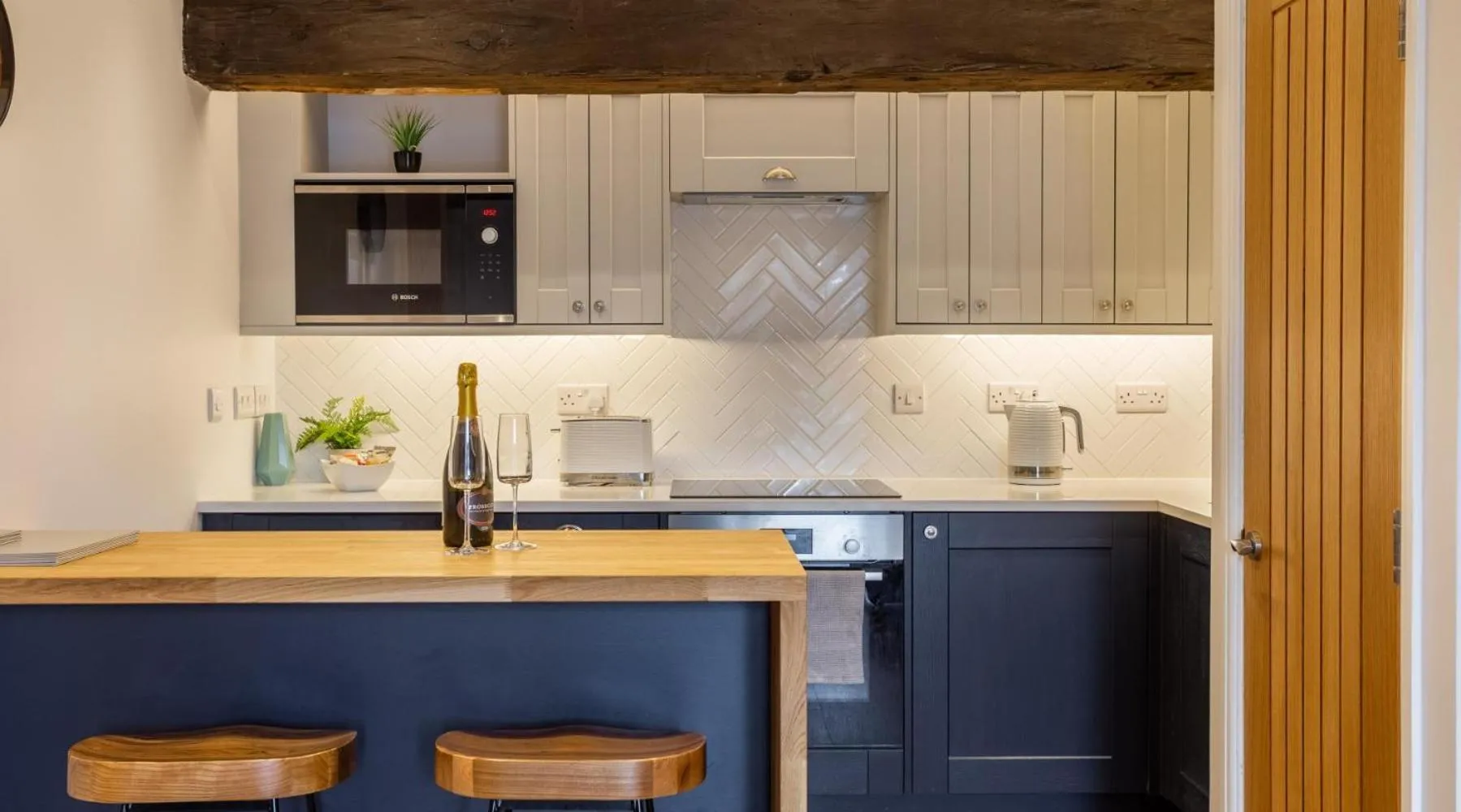 Kitchen or kitchenette in Luxury Apartment Woodsmill View - on the river - with balcony - Recently refurbished