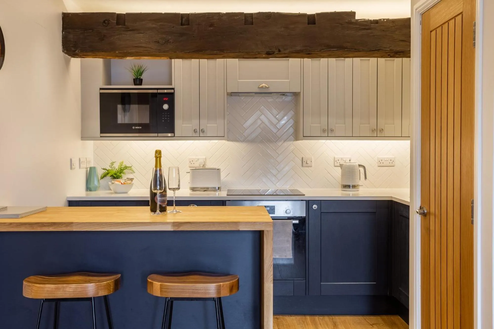 Kitchen or kitchenette in Luxury Apartment Woodsmill View - on the river - with balcony - Recently refurbished