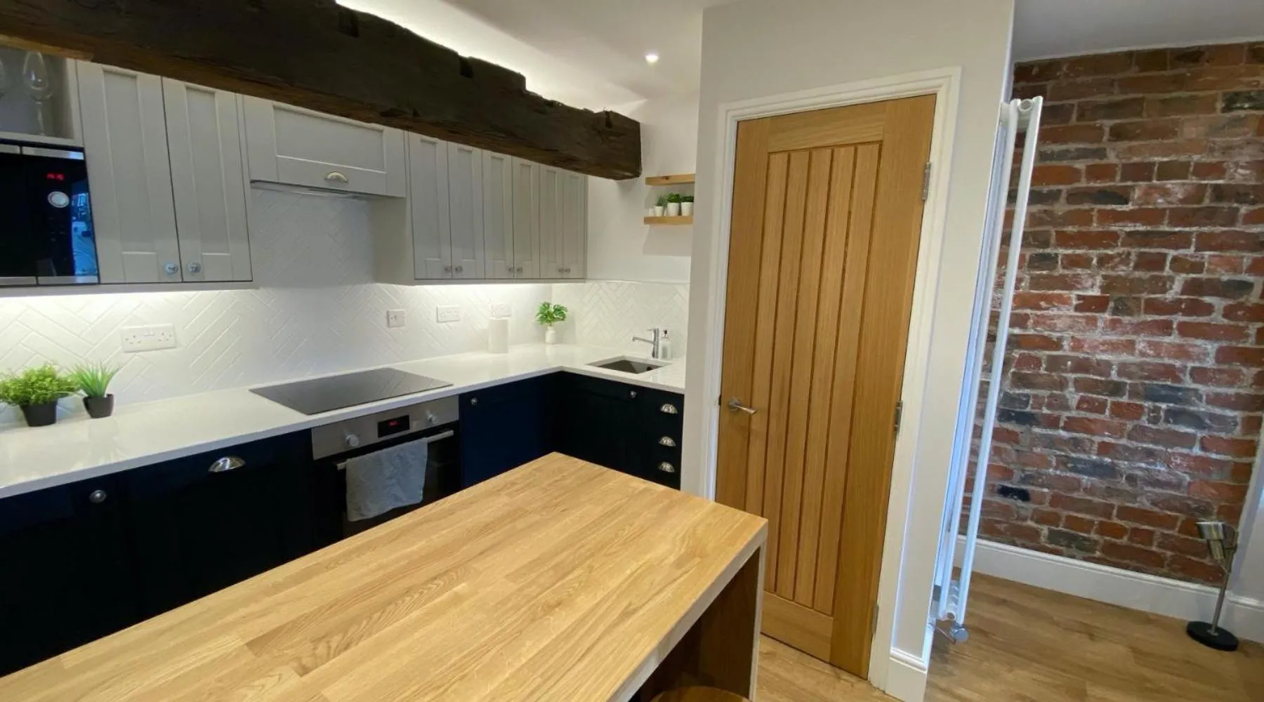 Kitchen or kitchenette in Luxury Apartment Woodsmill View - on the river - with balcony - Recently refurbished
