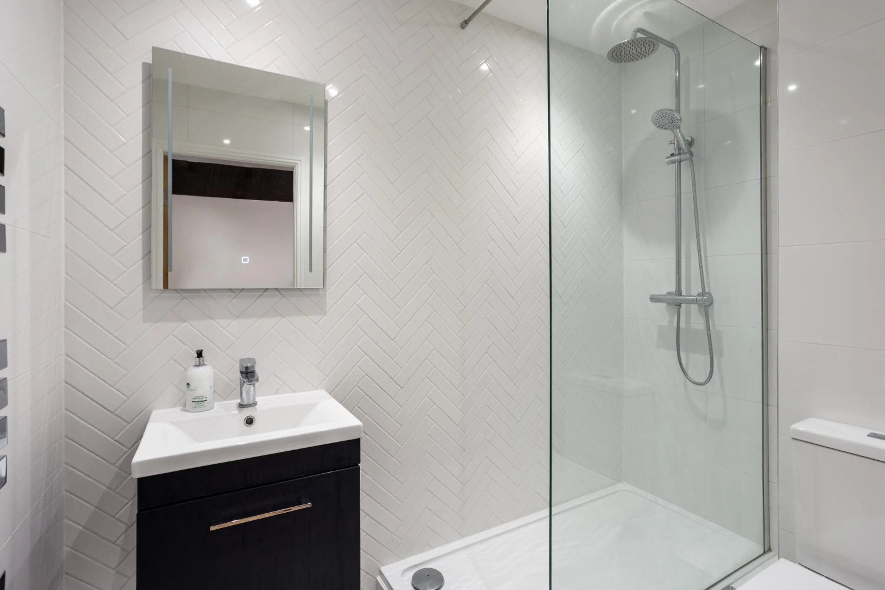 Shower in Luxury Apartment Woodsmill View - on the river - with balcony - Recently refurbished