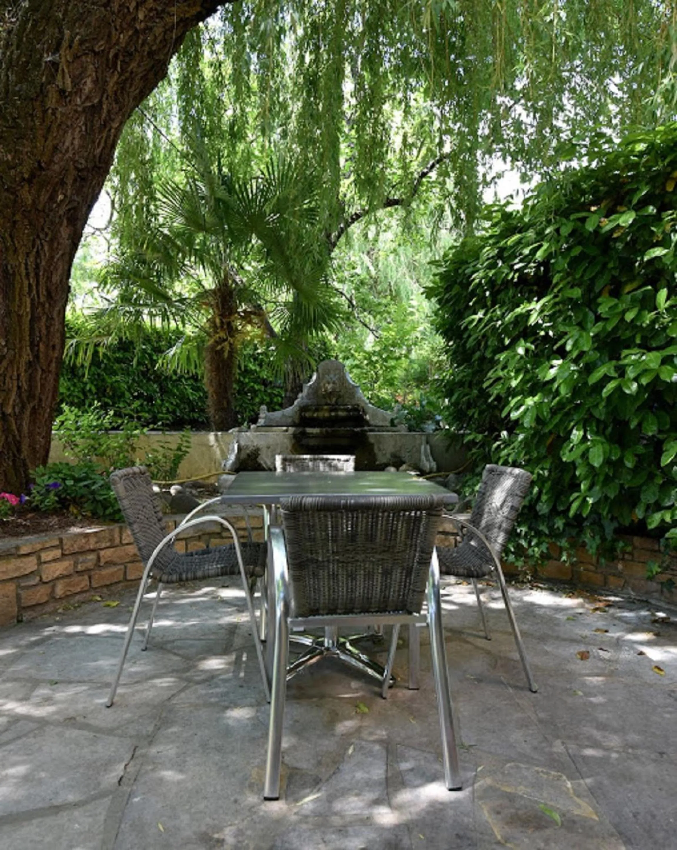 Patio in Hôtel Restaurant Logis Le Relais du Vivarais