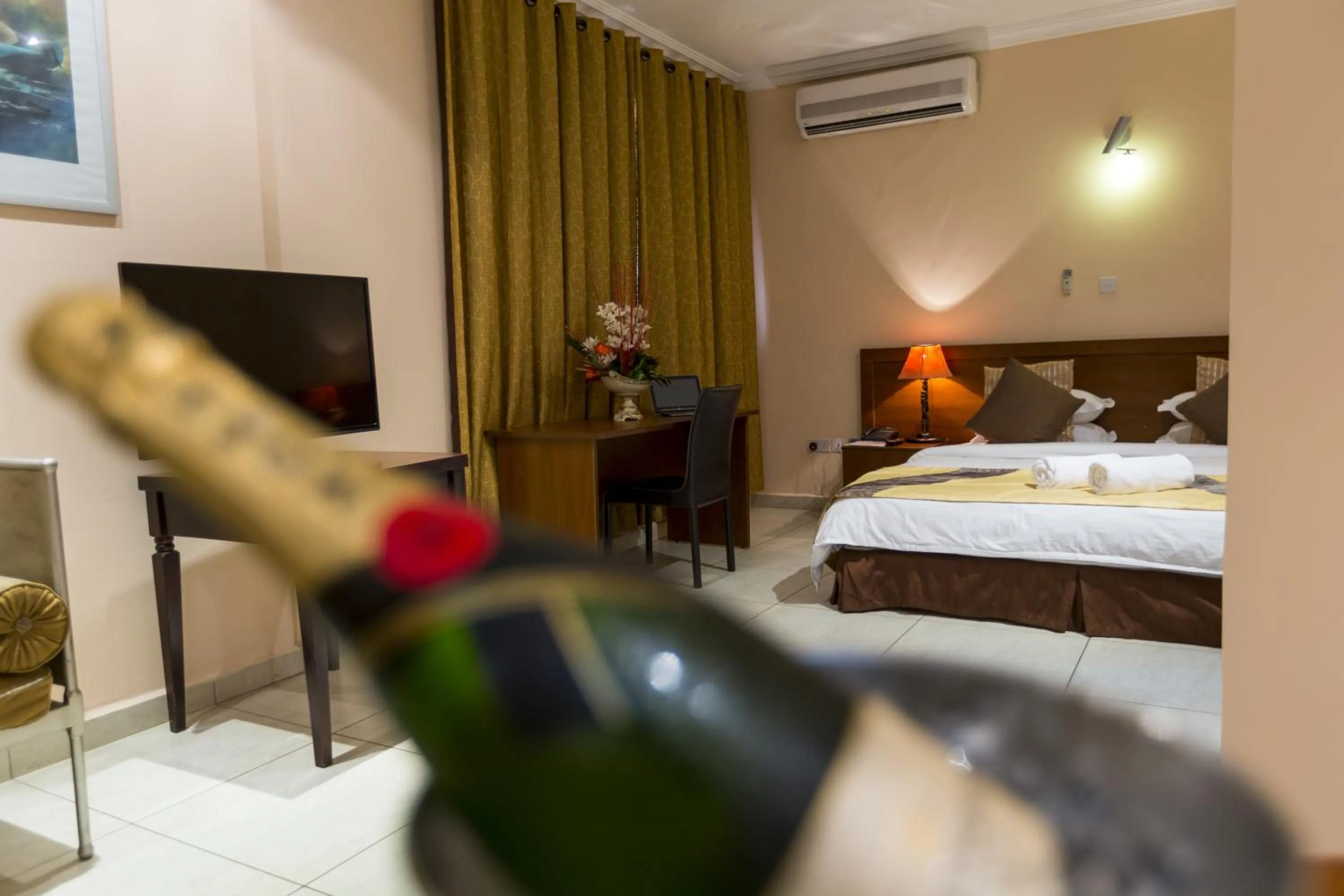 Photo of the whole room, Bed in Midindi Hotel