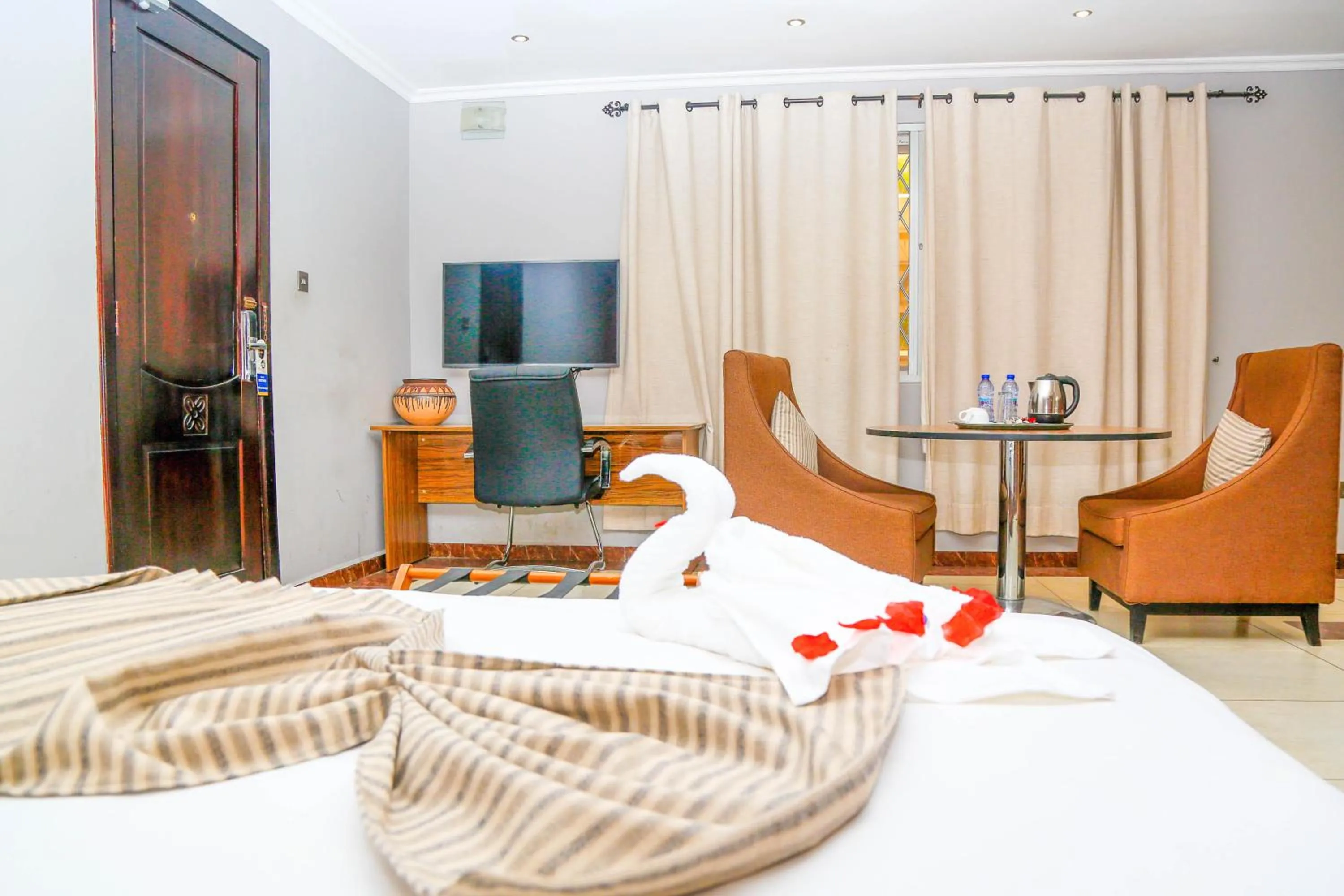 Bedroom, Bed in Midindi Hotel