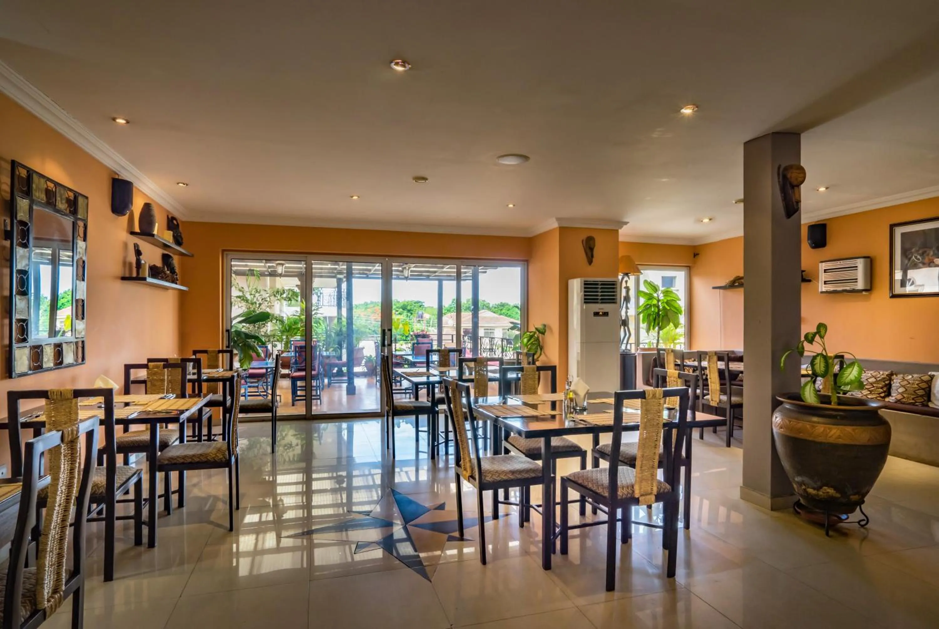 Restaurant/places to eat in Midindi Hotel